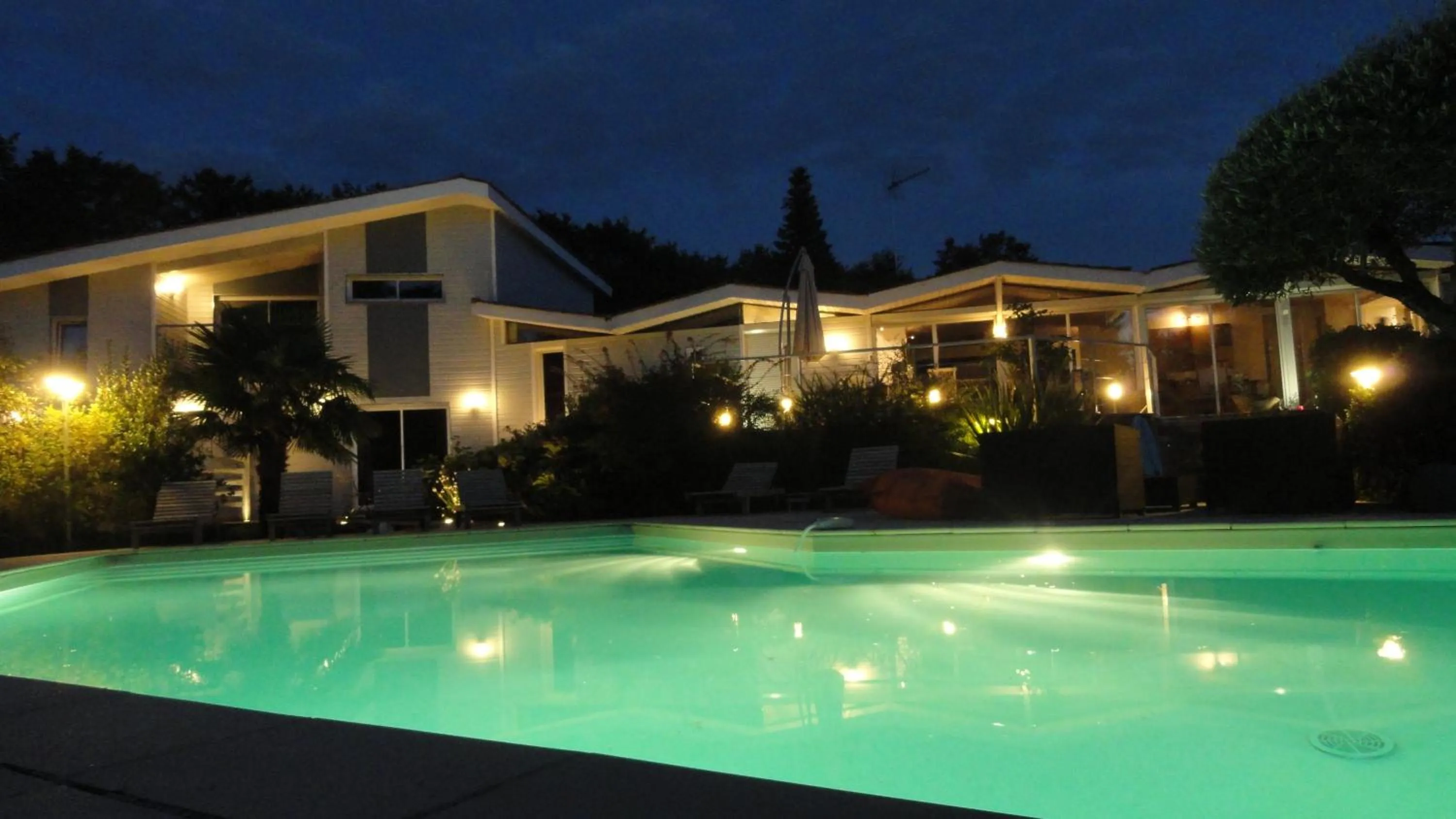 Swimming pool in B&B La Closerie 33