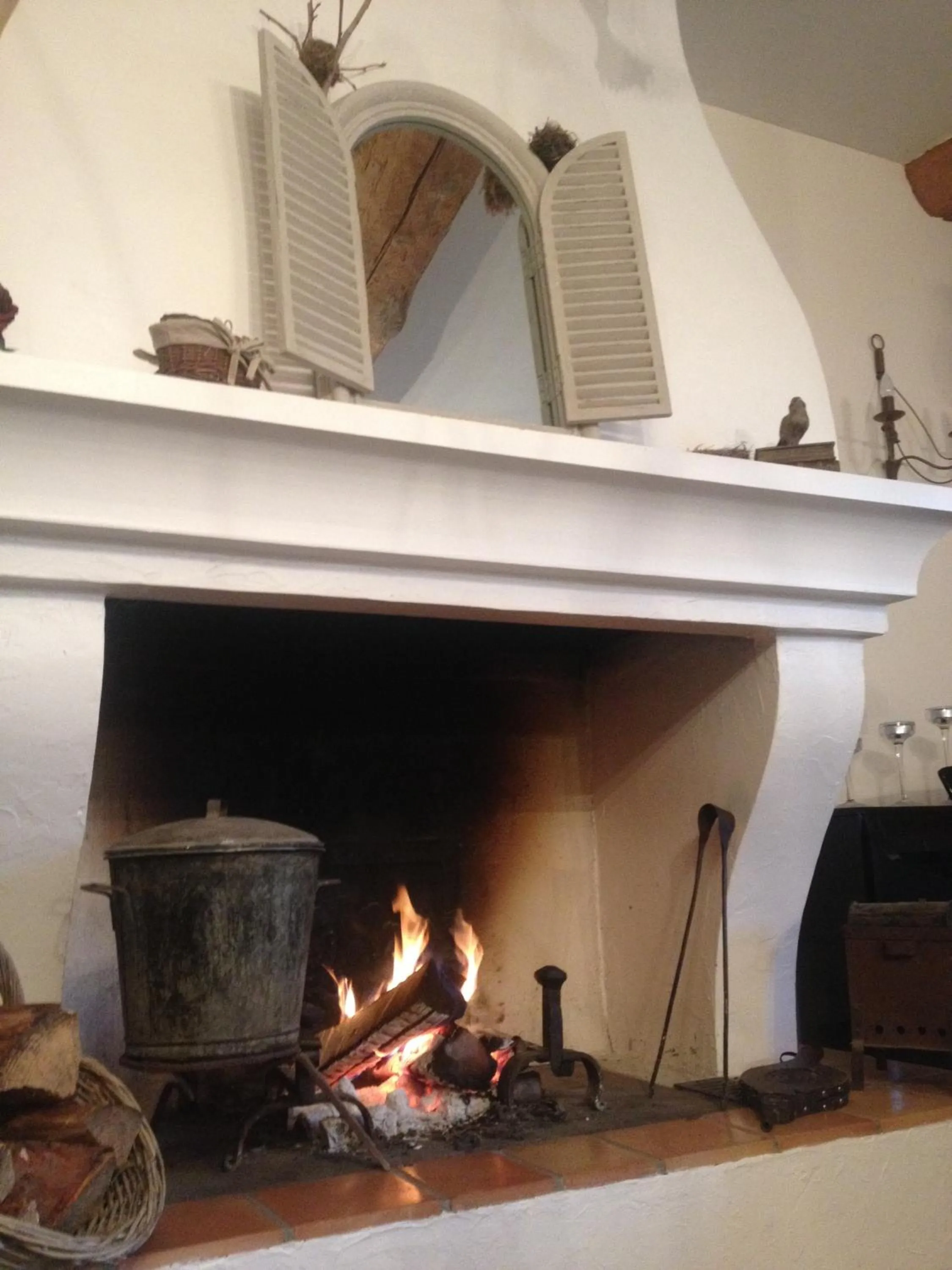 Communal lounge/ TV room in L'Abri du Poète