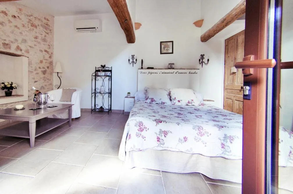 Photo of the whole room in L'Abri du Poète