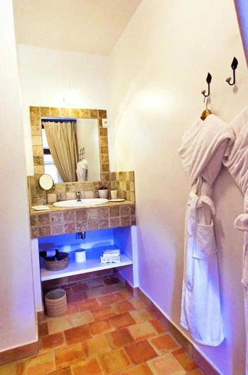 Bathroom in L'Abri du Poète