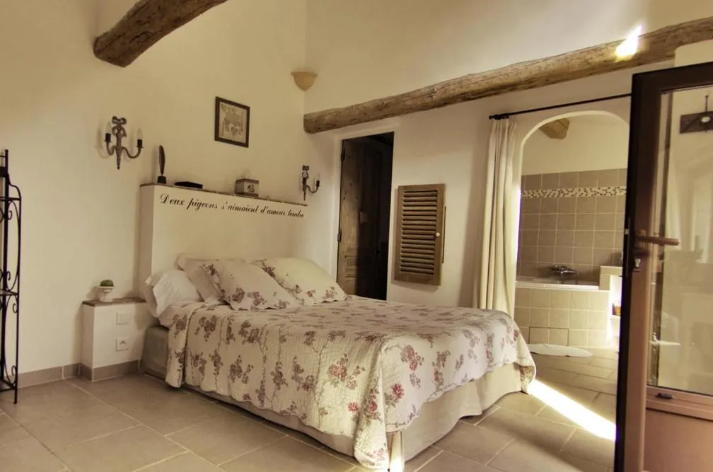 Photo of the whole room in L'Abri du Poète