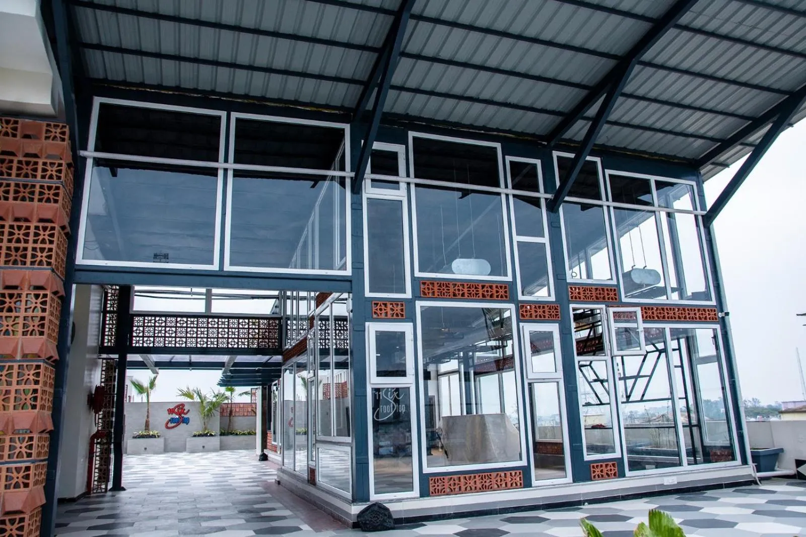 Restaurant/places to eat in HOTEL LAKE VIEW