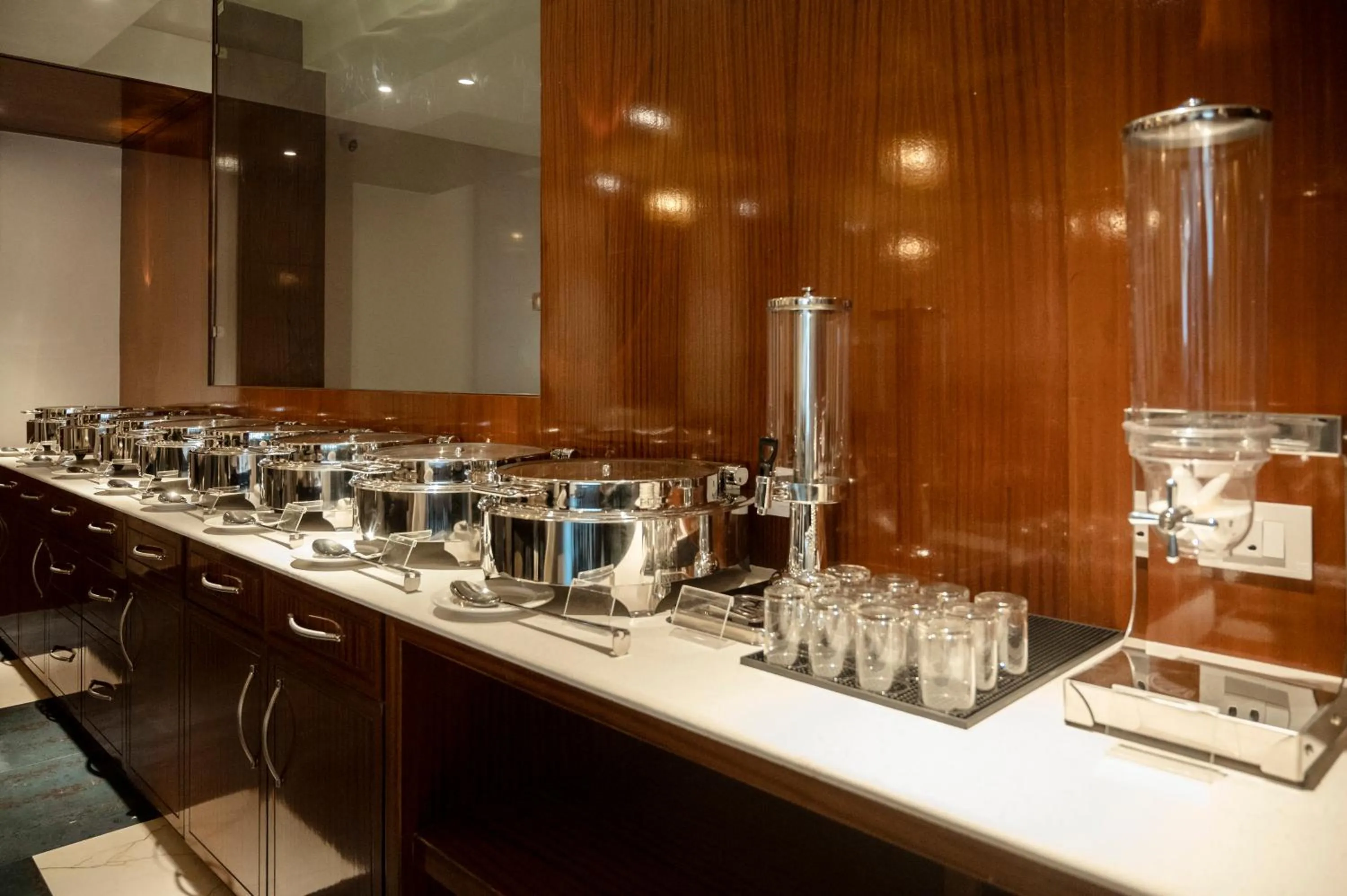 Restaurant/places to eat in HOTEL LAKE VIEW