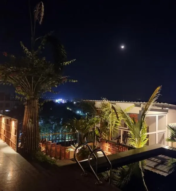 Restaurant/places to eat in HOTEL LAKE VIEW