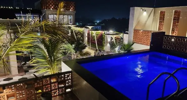 Swimming pool in HOTEL LAKE VIEW