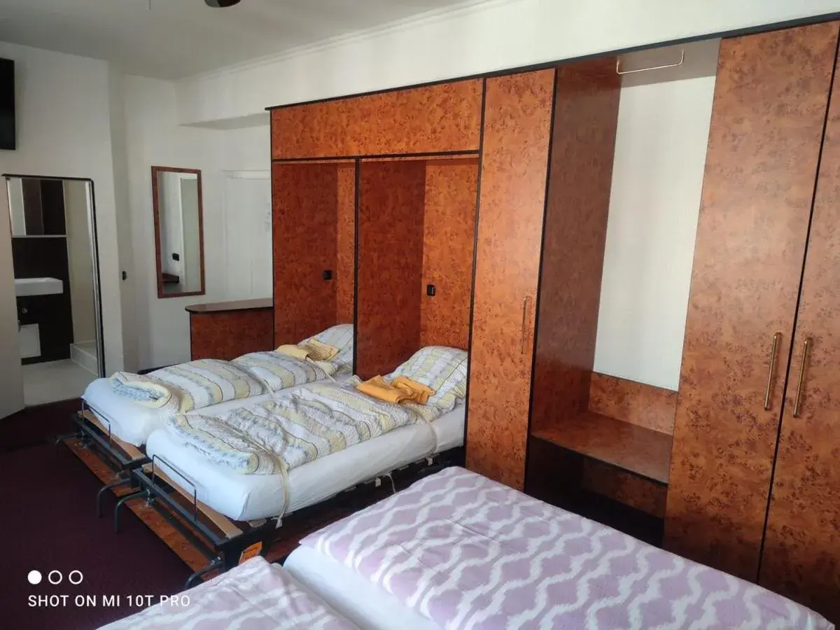 Quadruple Room with Private Bathroom - single occupancy in Hotel Corveyer Hof Quadruple Room with Private Bathroom - single occupancy in Hotel Corveyer Hof