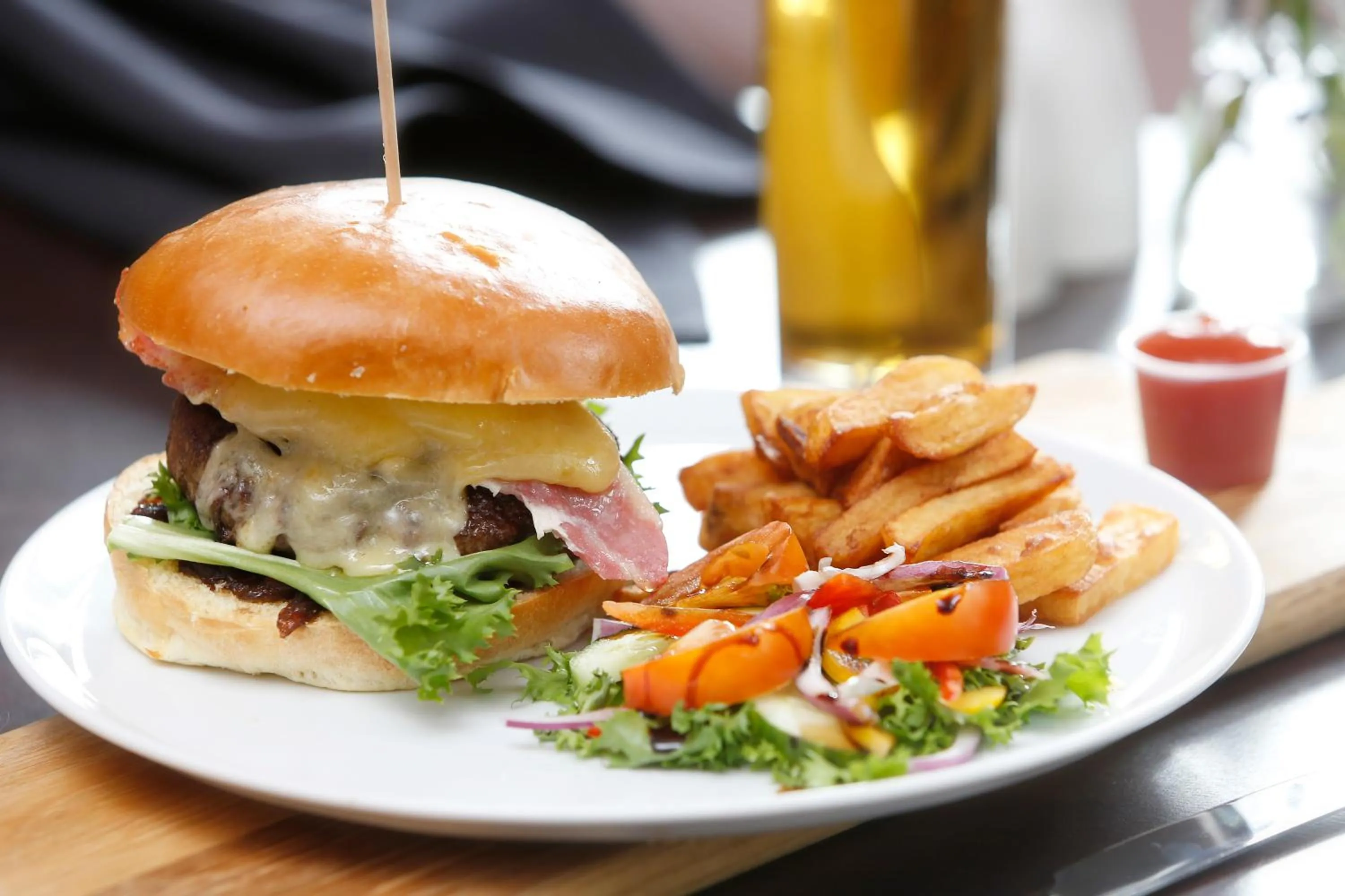 Restaurant/places to eat in Broadfield Park Hotel