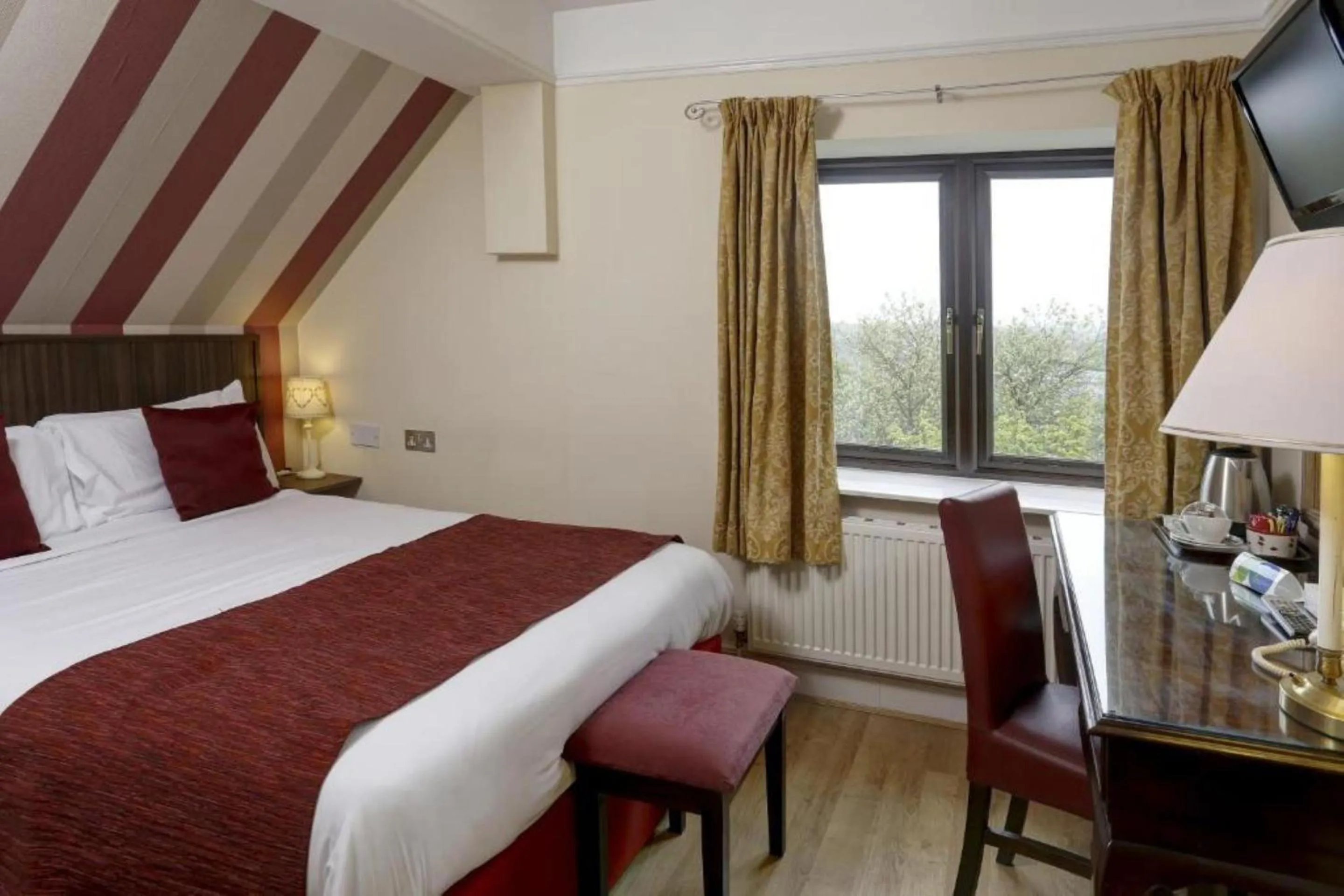 Bedroom, Bed in Broadfield Park Hotel