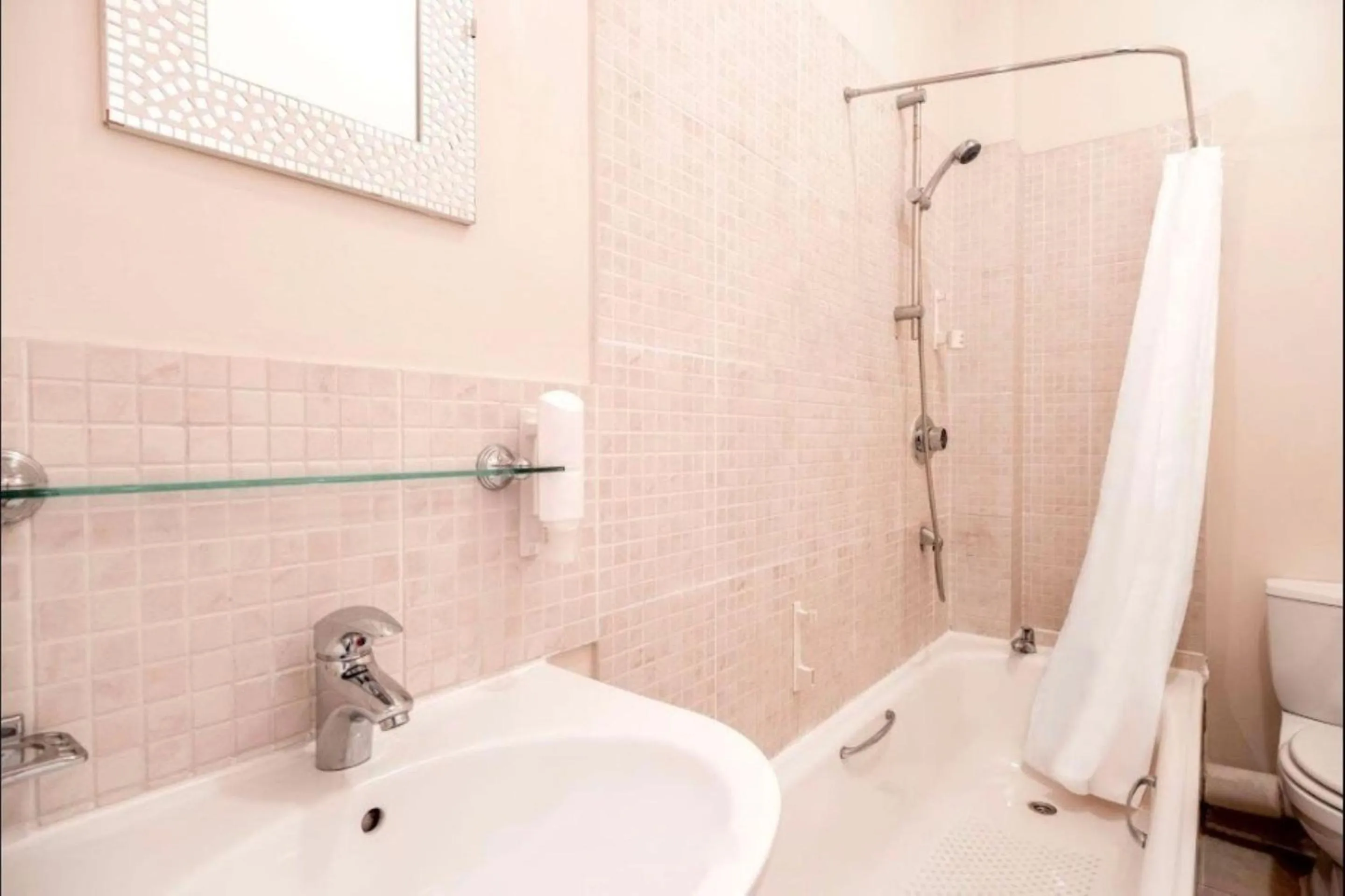 Bathroom in Broadfield Park Hotel