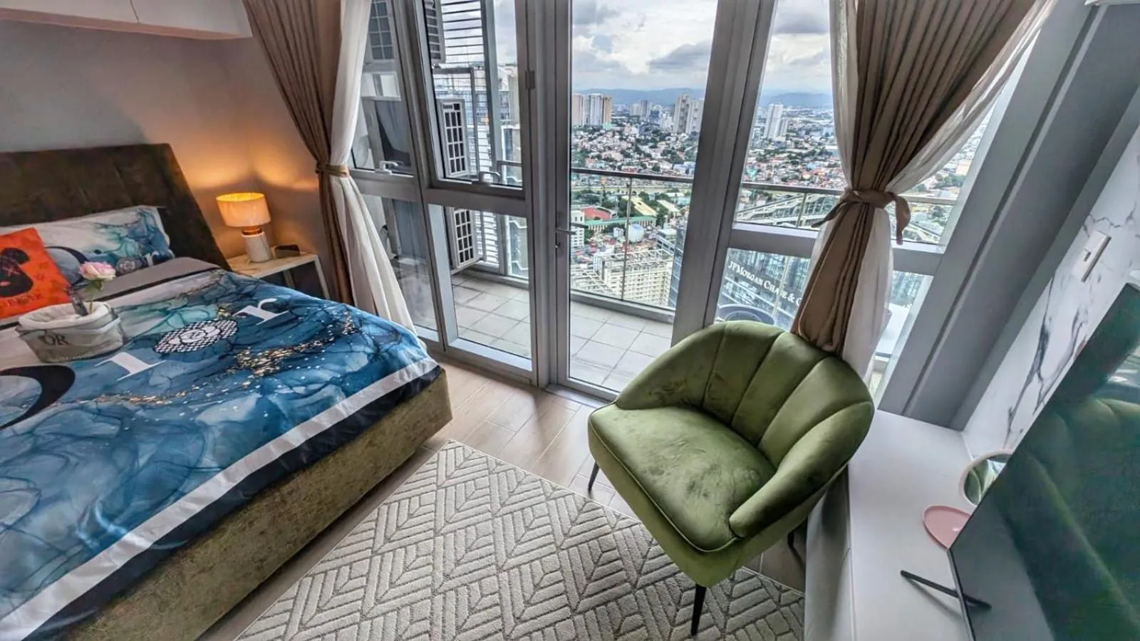 Bed in EG Private House -BGC UPTOWN