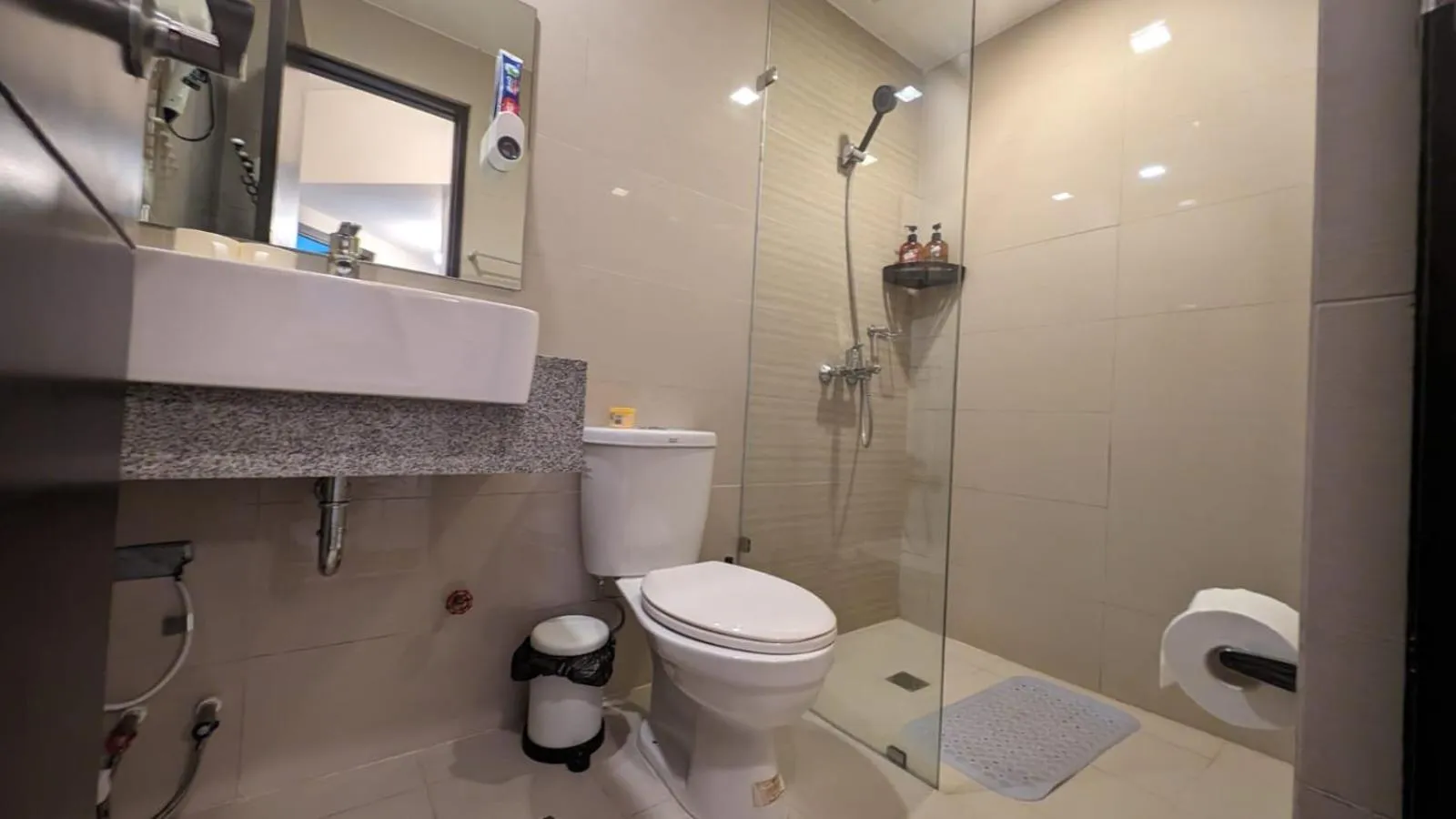 Shower in EG Private House -BGC UPTOWN