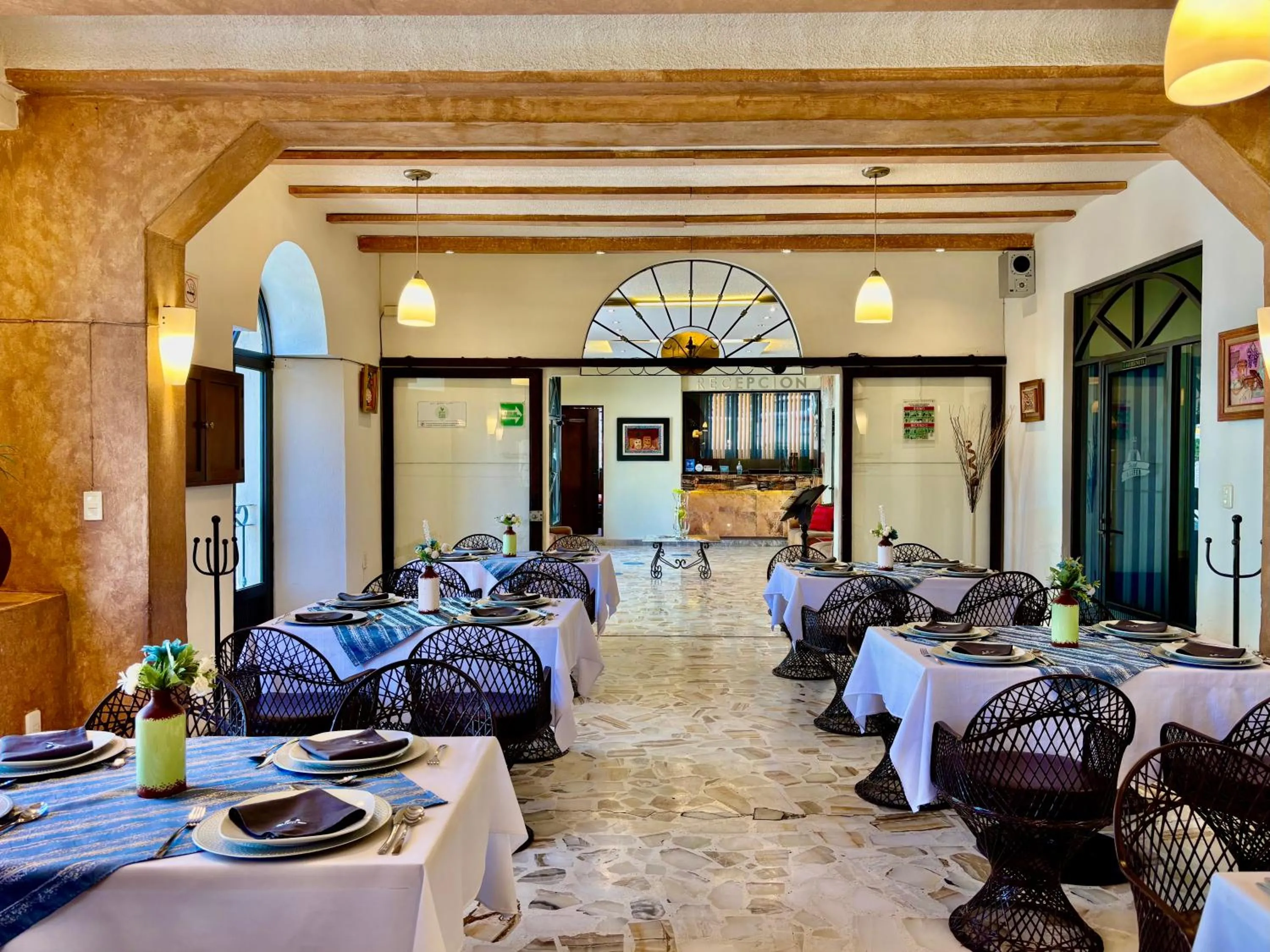 Restaurant/places to eat in Hotel Alifer