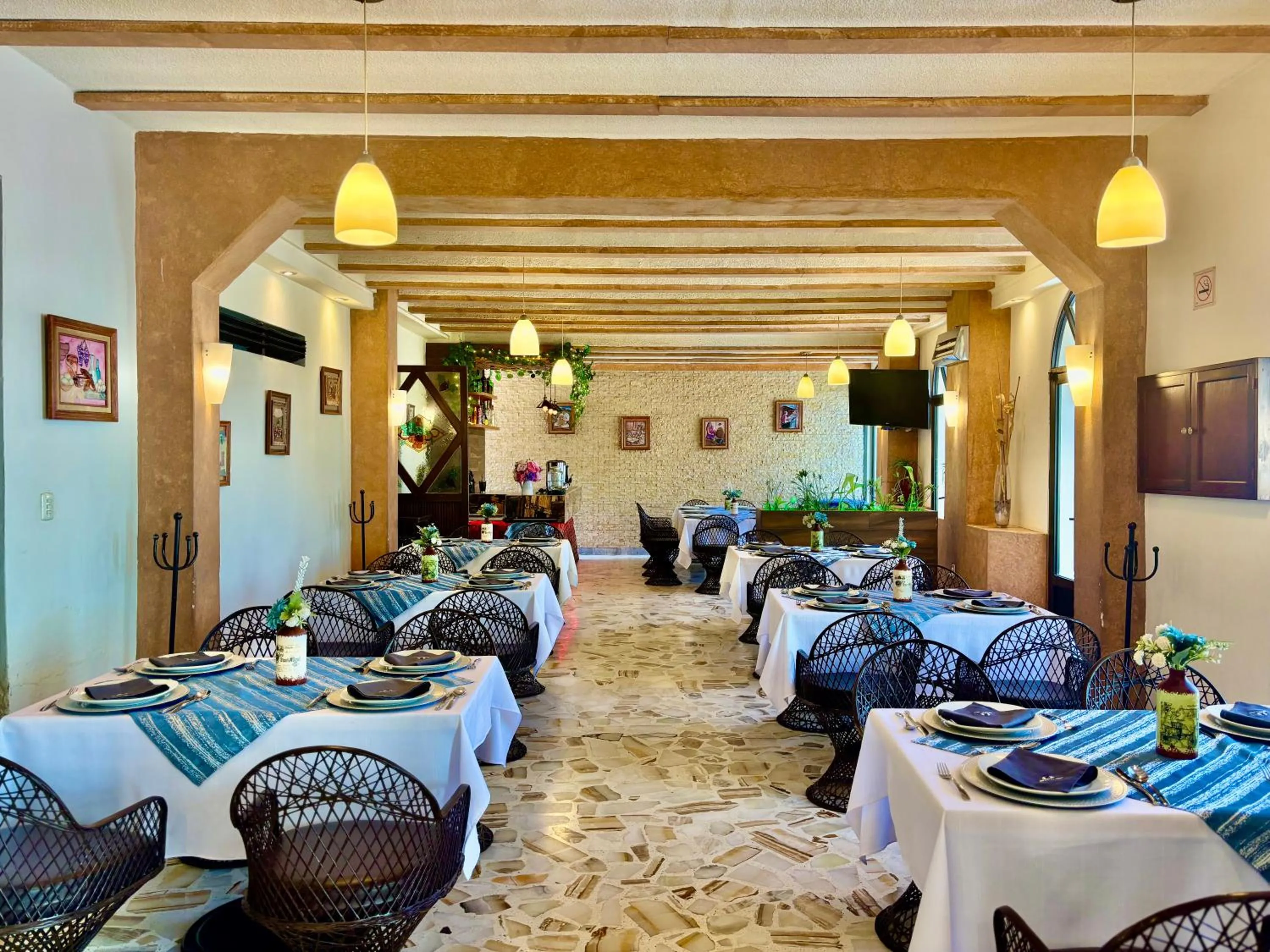 Restaurant/places to eat in Hotel Alifer