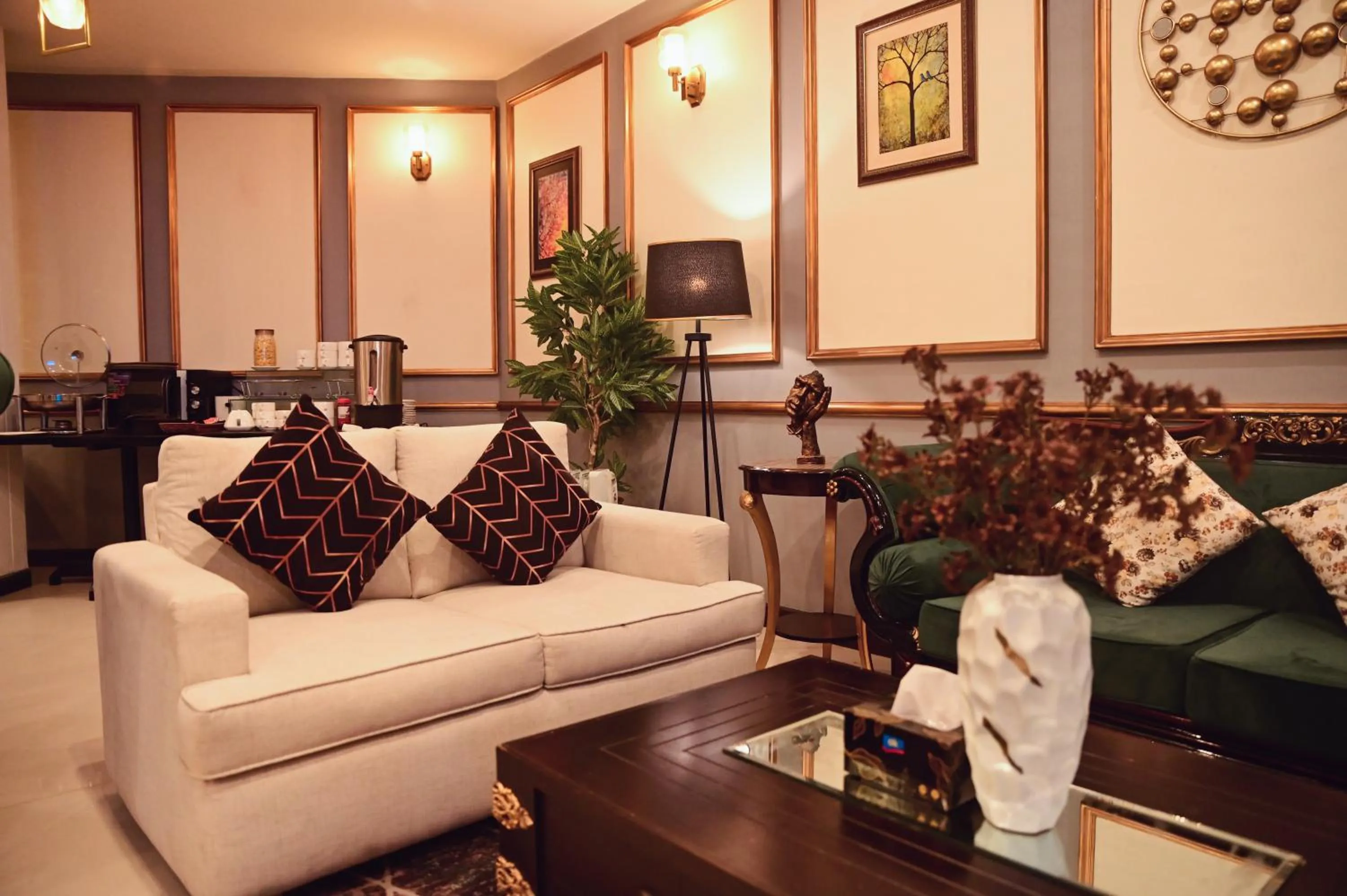 Restaurant/places to eat in Best Western Faisalabad