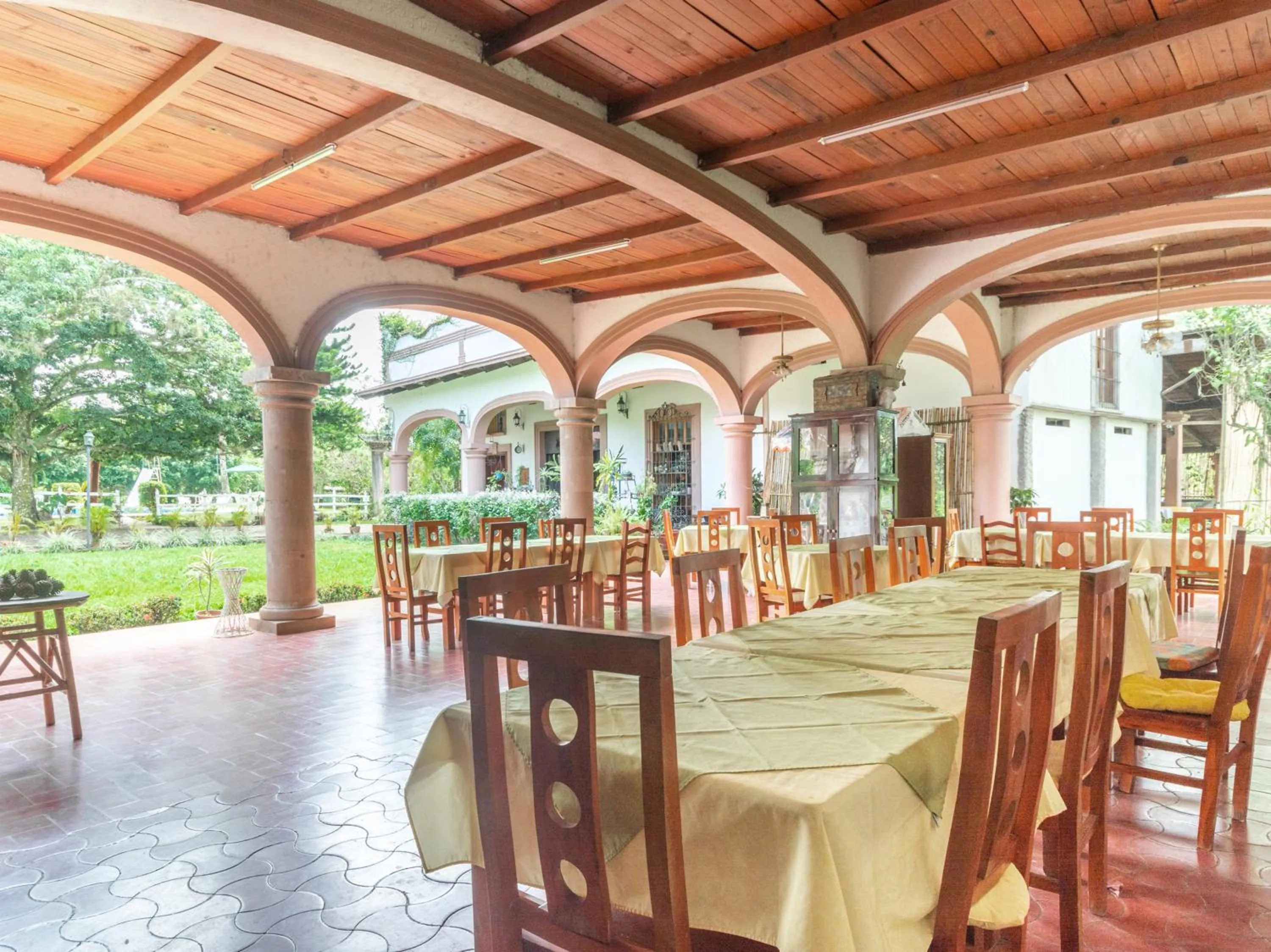 Restaurant/Places to Eat in Rancho Hotel El Carmen