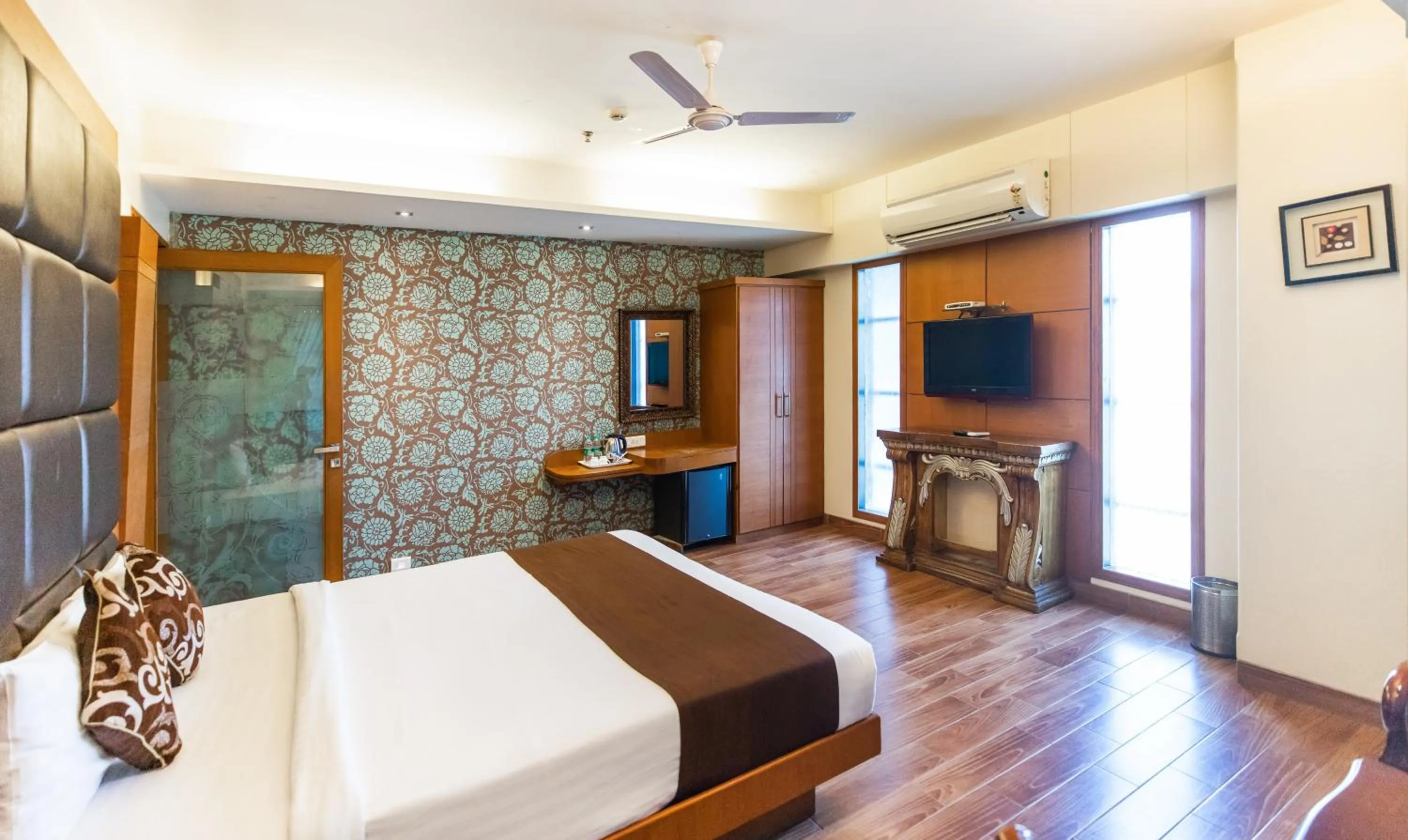 TV/Entertainment Center in Hotel Seven Heaven