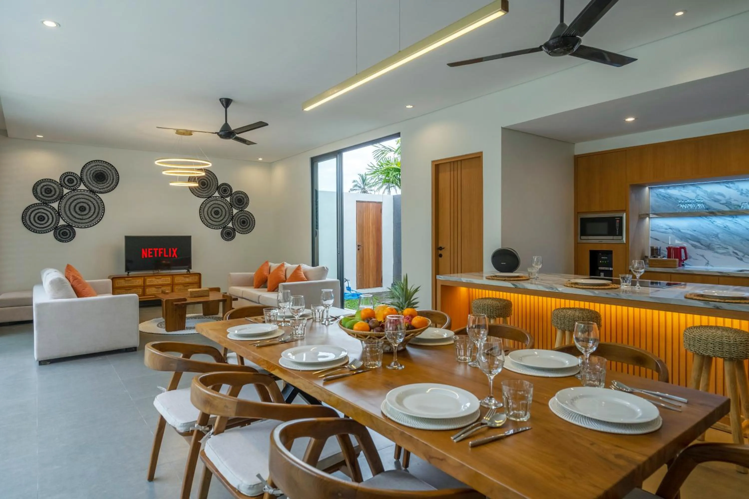 Communal lounge/ TV room in Villa Talun by GORO