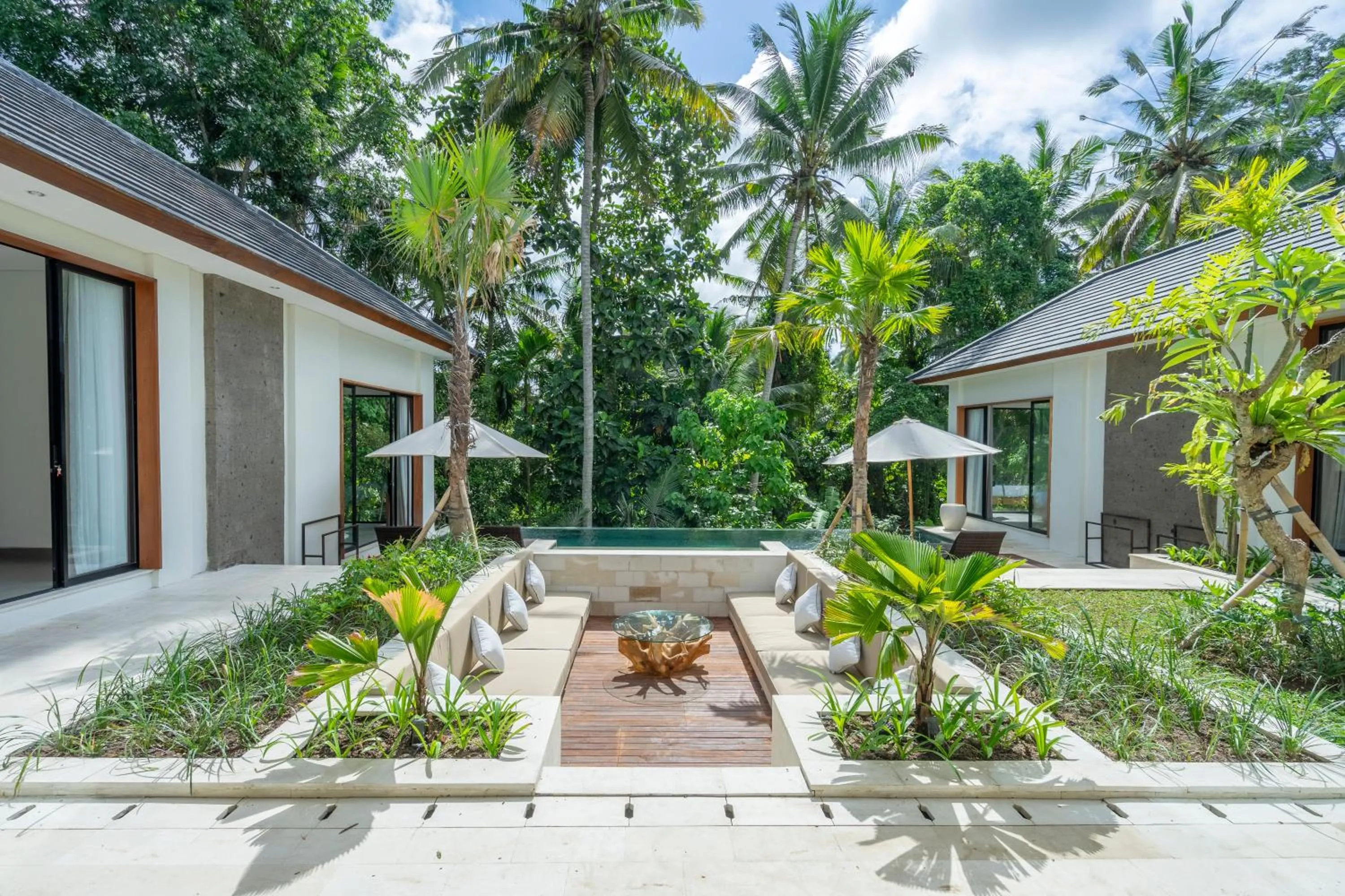 Garden view in Villa Talun by GORO
