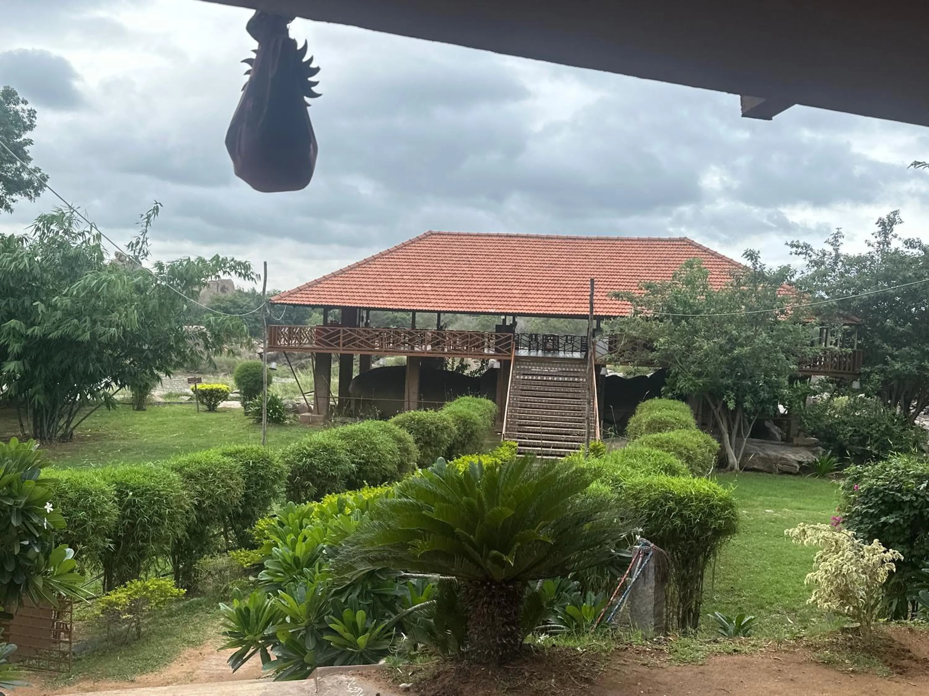 Restaurant/places to eat in Leo wooden resorts
