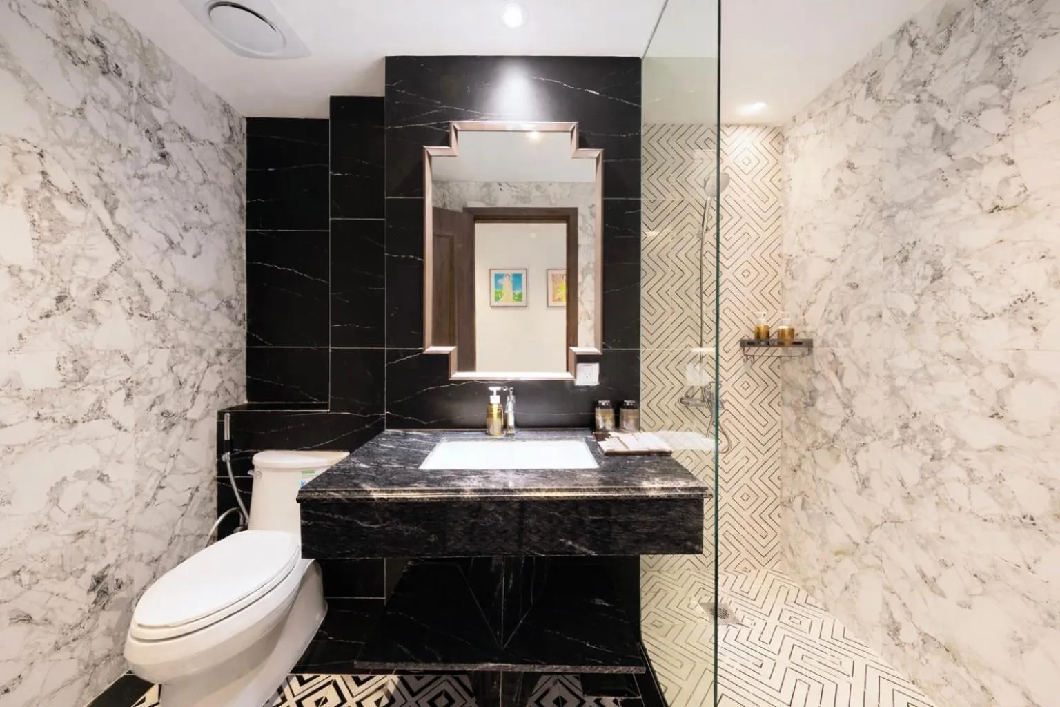 Toilet in Eli Rina Hotel