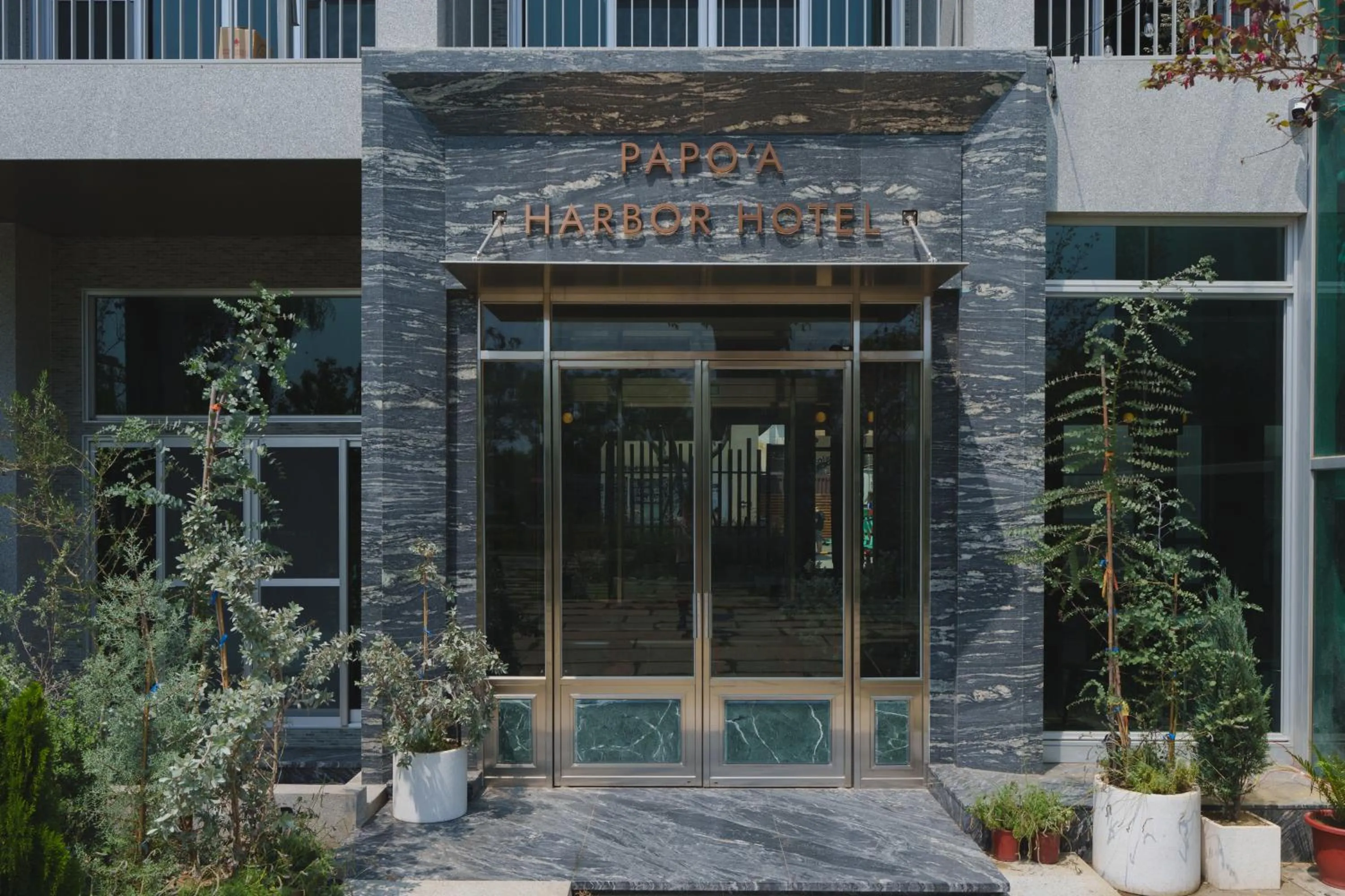 Property building in PAPO'A Harbor Hotel