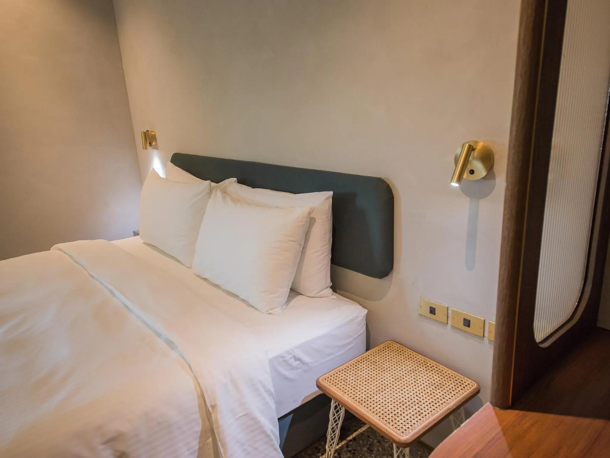 Bed in PAPO'A Harbor Hotel