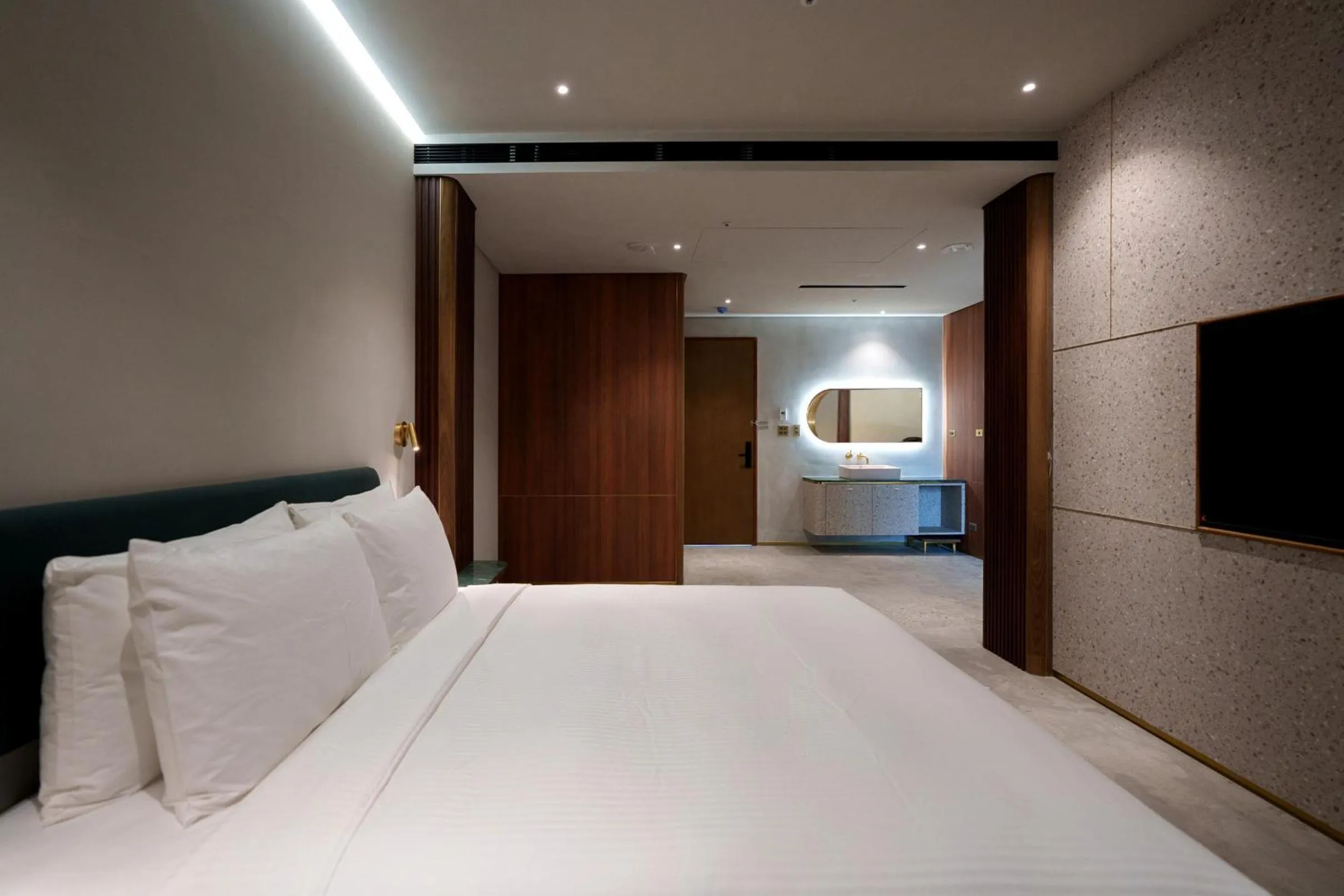 Photo of the whole room, Bed in PAPO'A Harbor Hotel