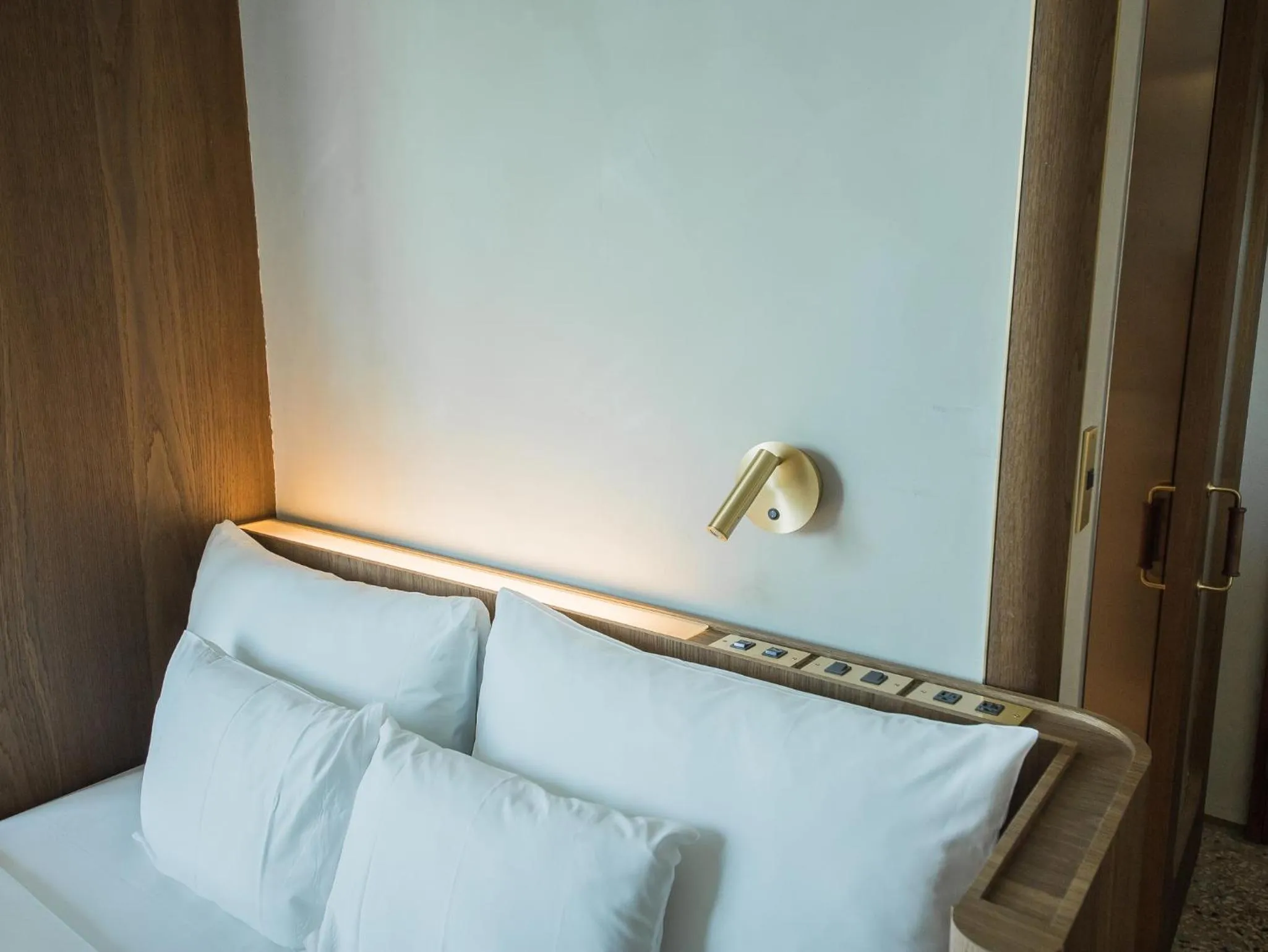 Bed in PAPO'A Harbor Hotel