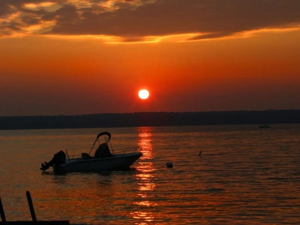 Lake view in Savannah House Wine Country Inn & Cottages