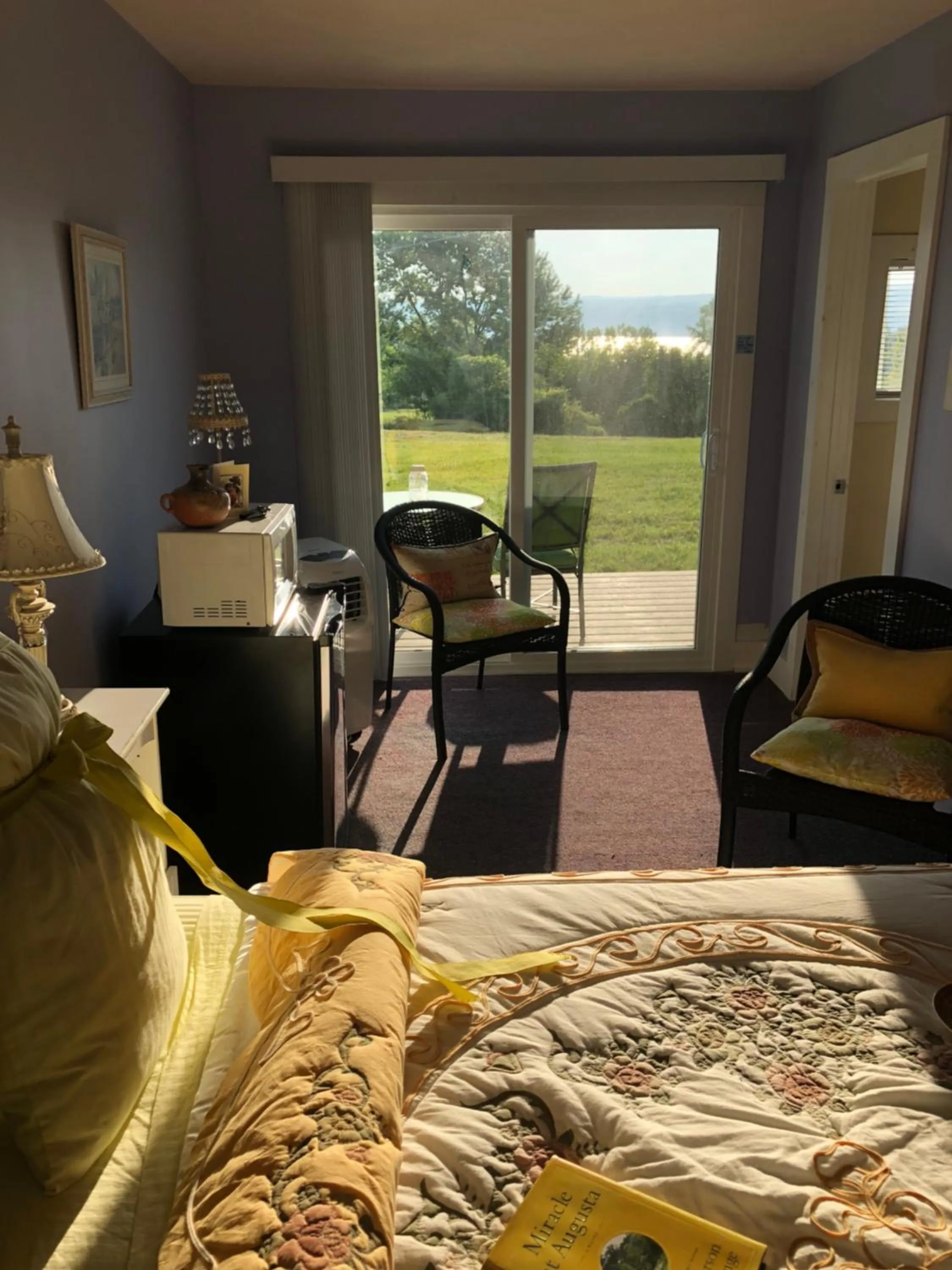 Bed in Savannah House Wine Country Inn & Cottages