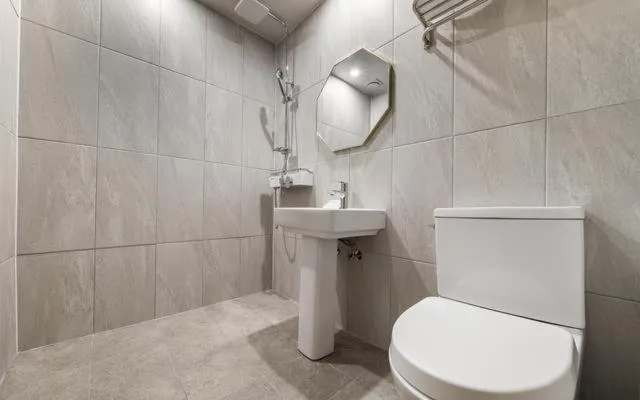 Shower in Brown Dot Hotel Suwon Jeongja Branch