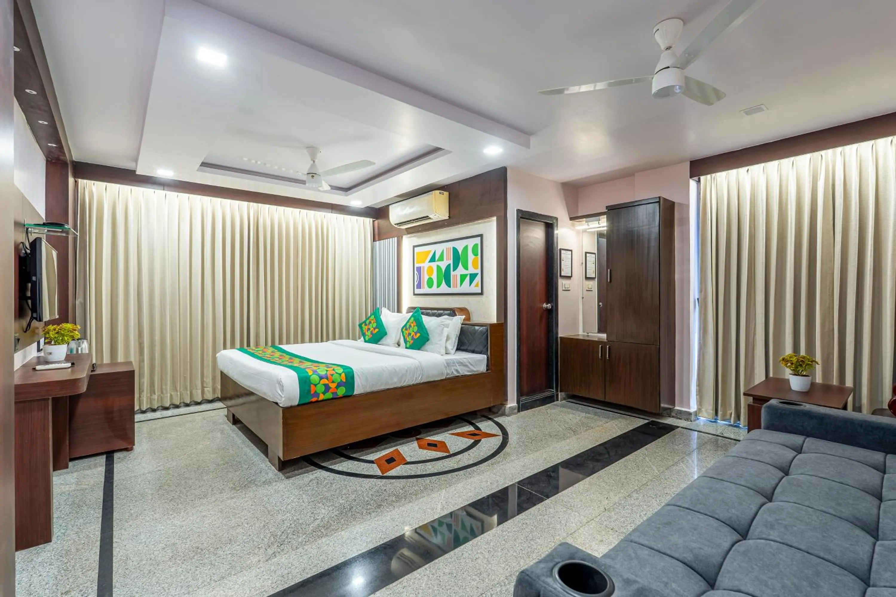 Bedroom, Bed in Treebo Marina Grand, Railway station