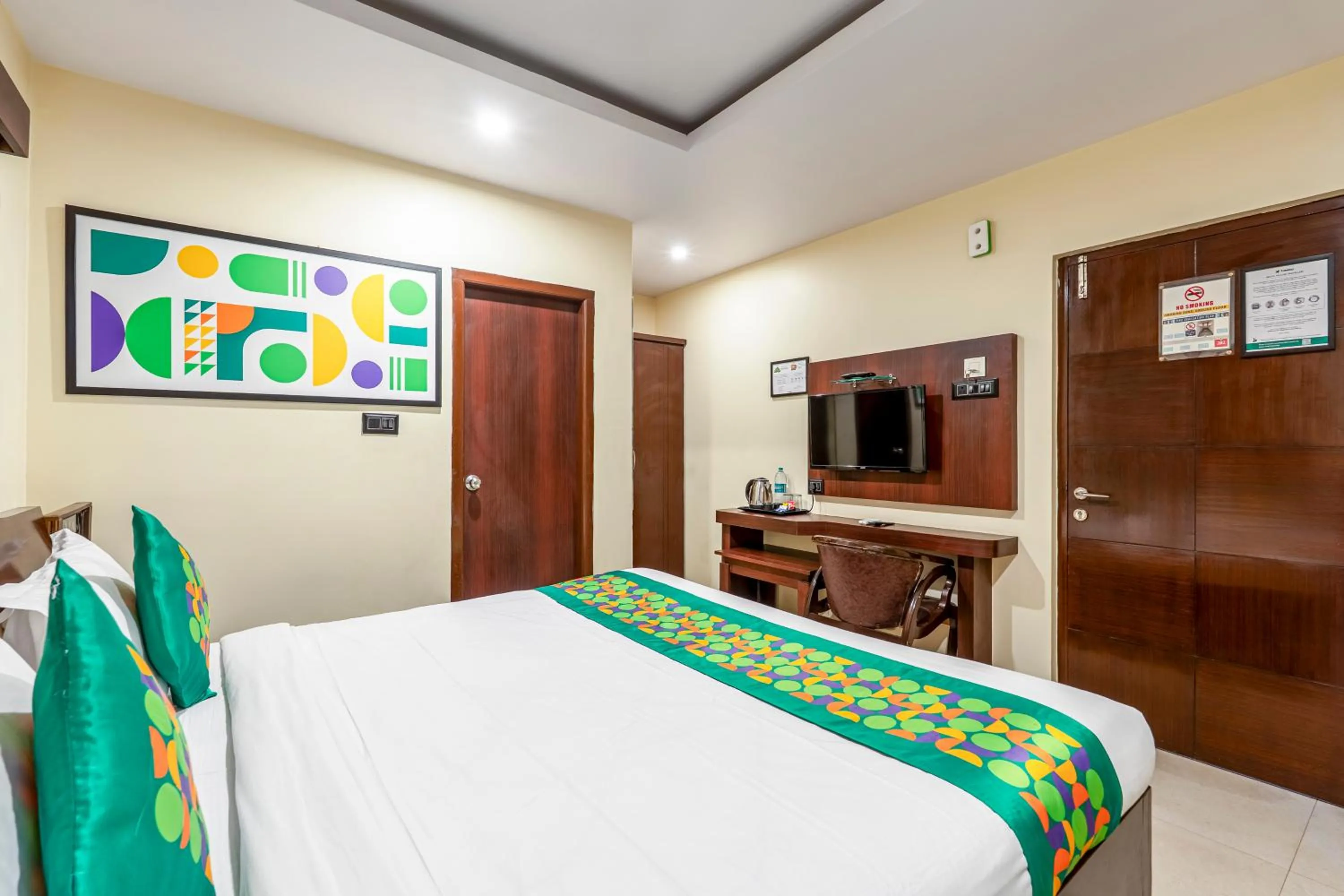 Bedroom, Bed in Treebo Marina Grand, Railway station