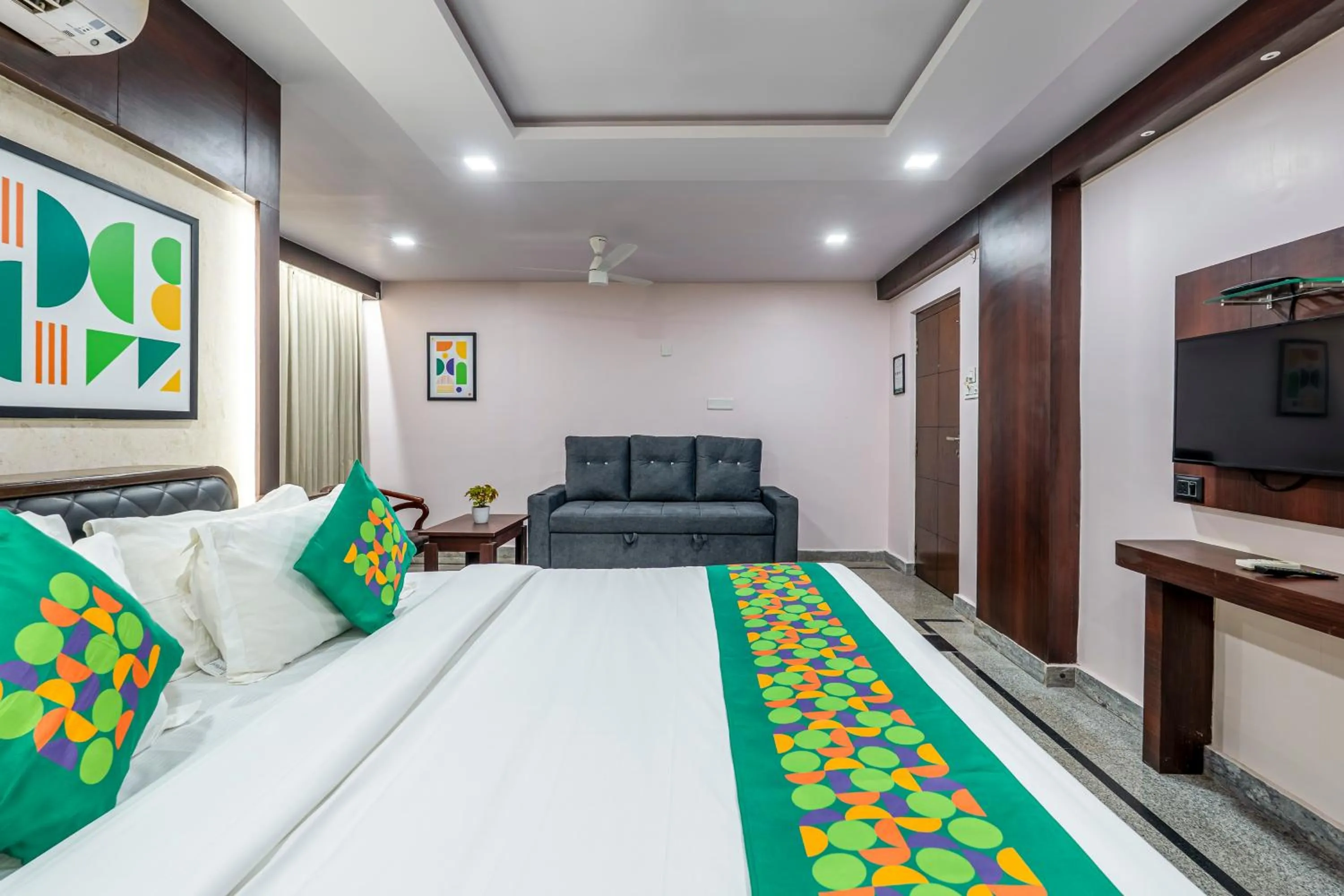 Bedroom, Bed in Treebo Marina Grand, Railway station