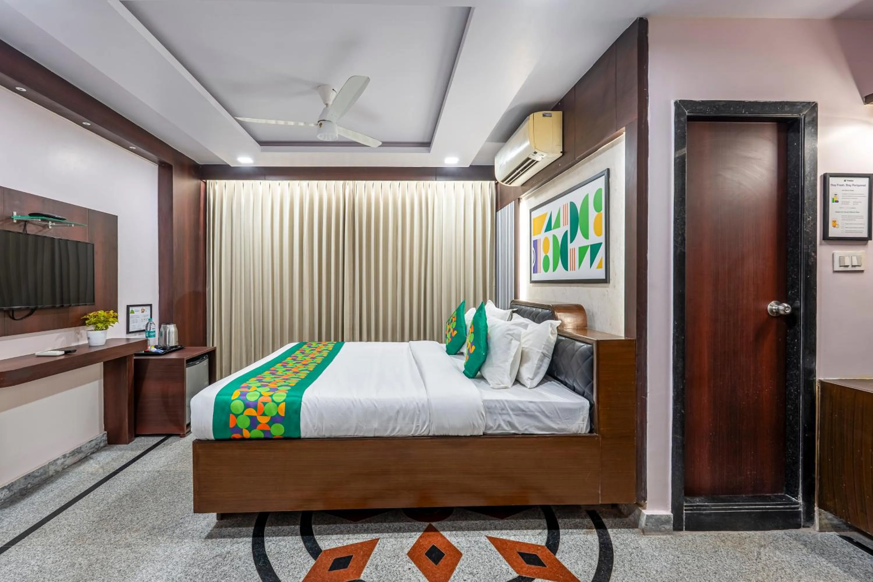 Bedroom, Bed in Treebo Marina Grand, Railway station