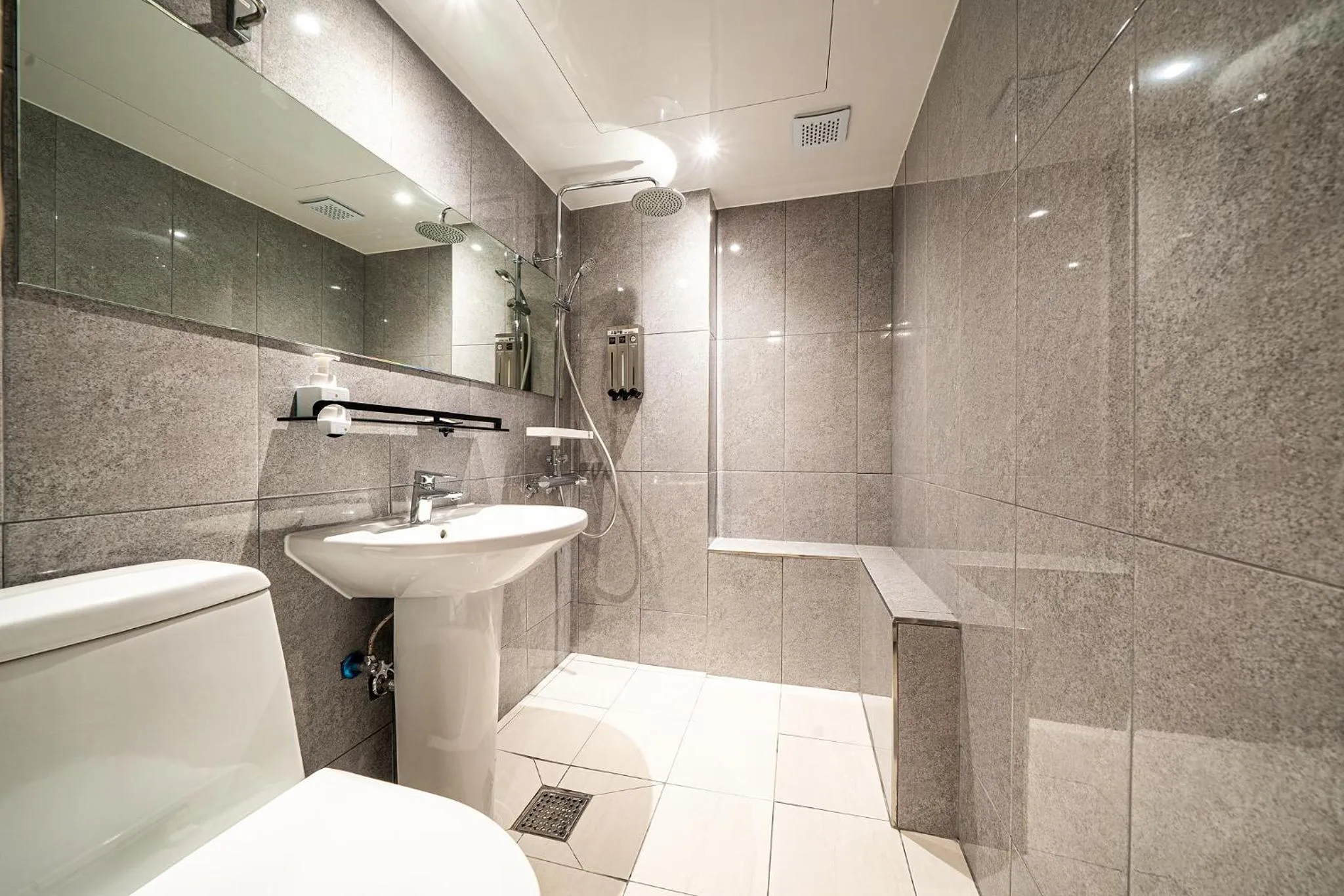 Bathroom in Hotel May Yongsan