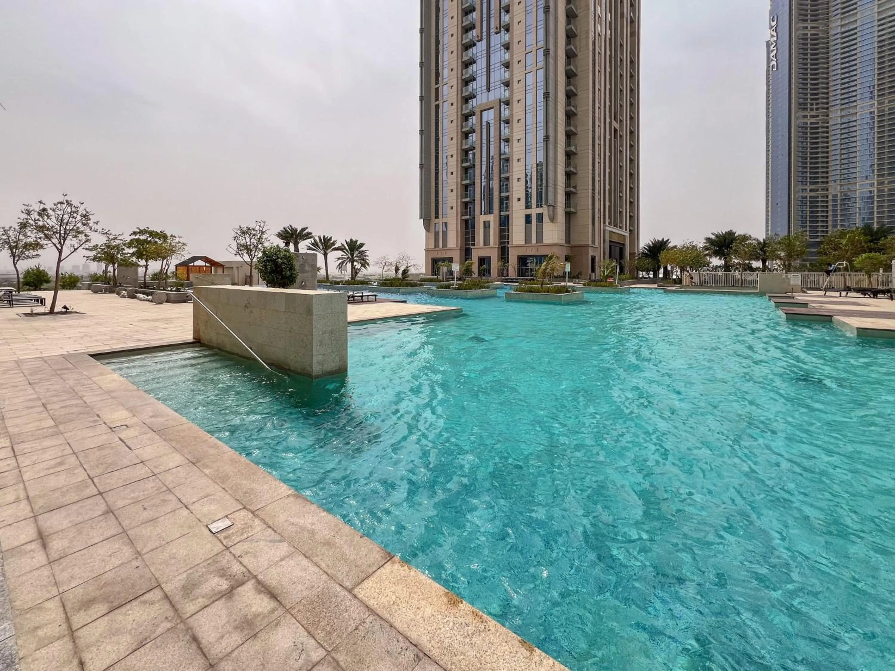 Swimming pool in Frank Porter - Noora Tower