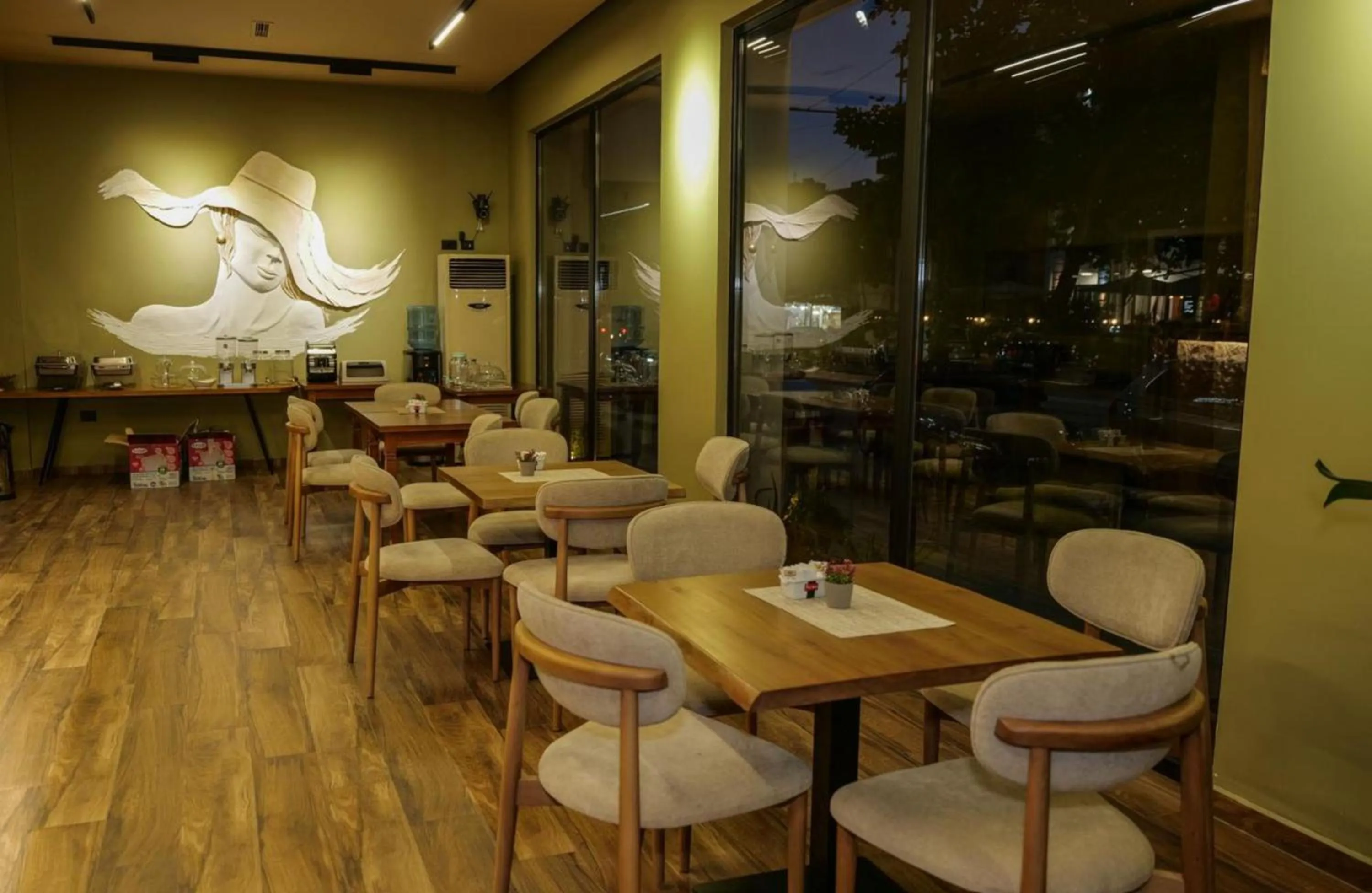 Restaurant/places to eat in AFA Hotel