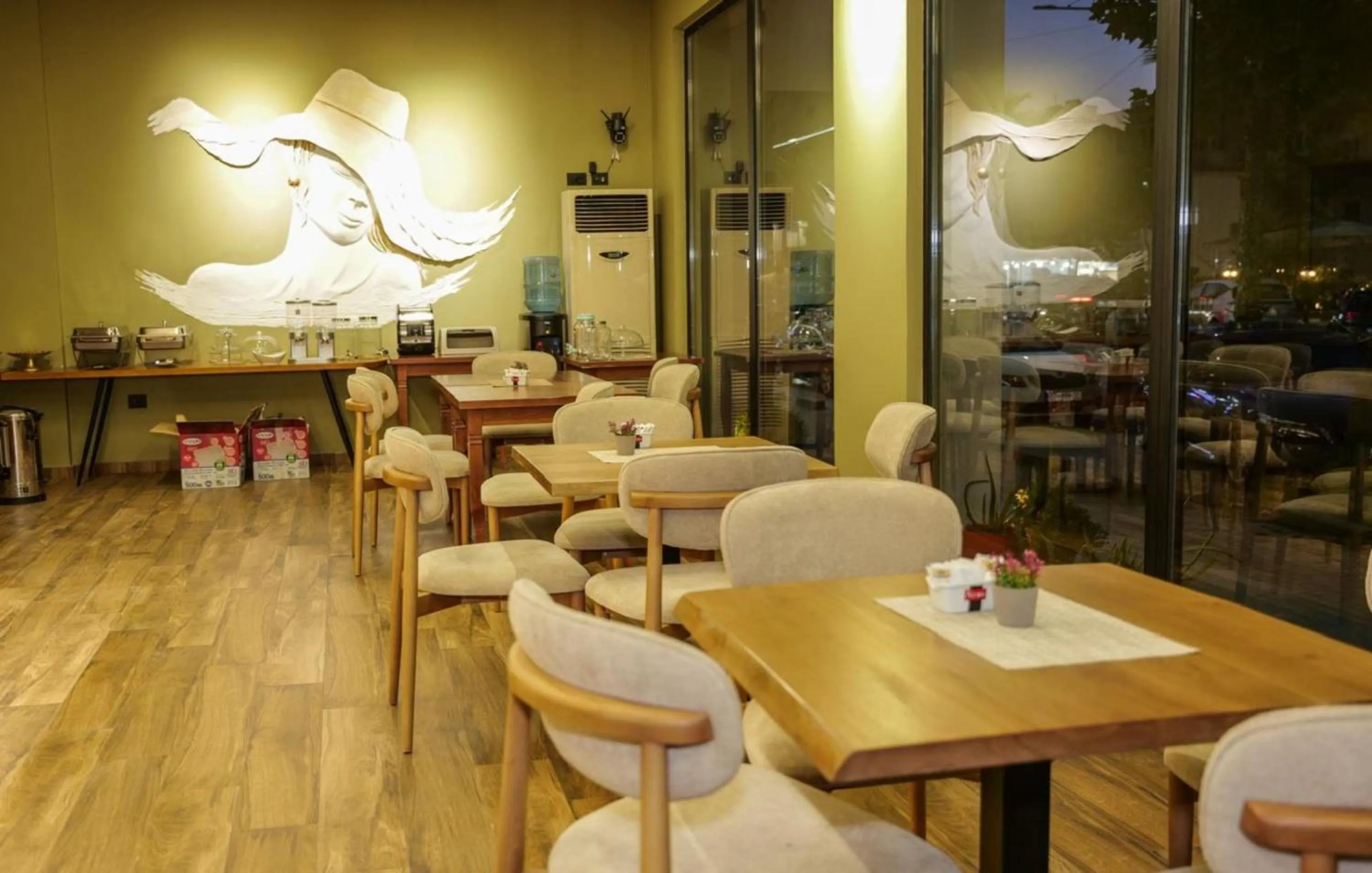 Restaurant/places to eat in AFA Hotel