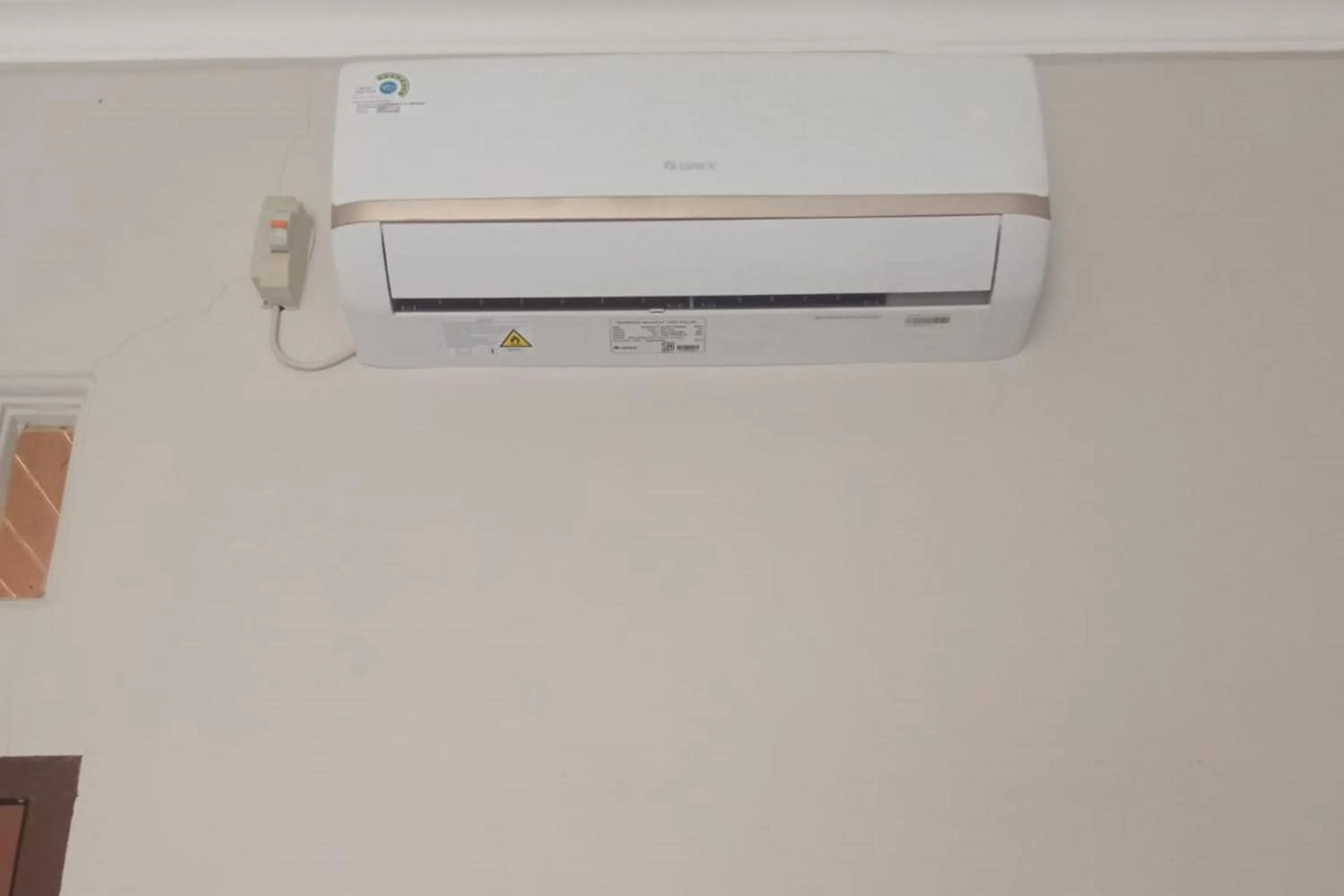 Photo of the whole room in Hotel O Njy House SyariahNearBandara Sultan Syarif Kasim II