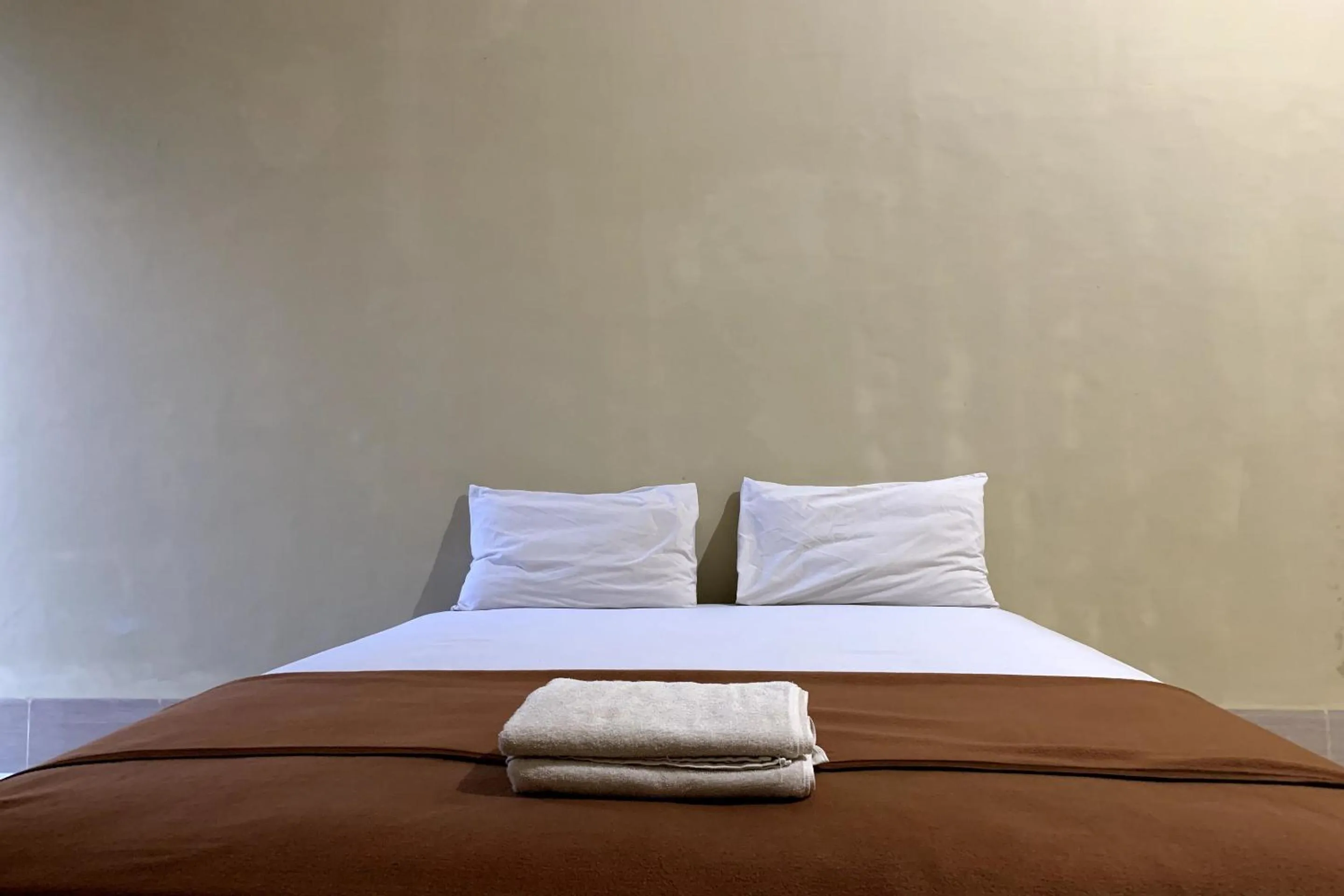 Bedroom, Bed in Hotel O Athirah Kost Near Permandian Wisata Istana Mappala