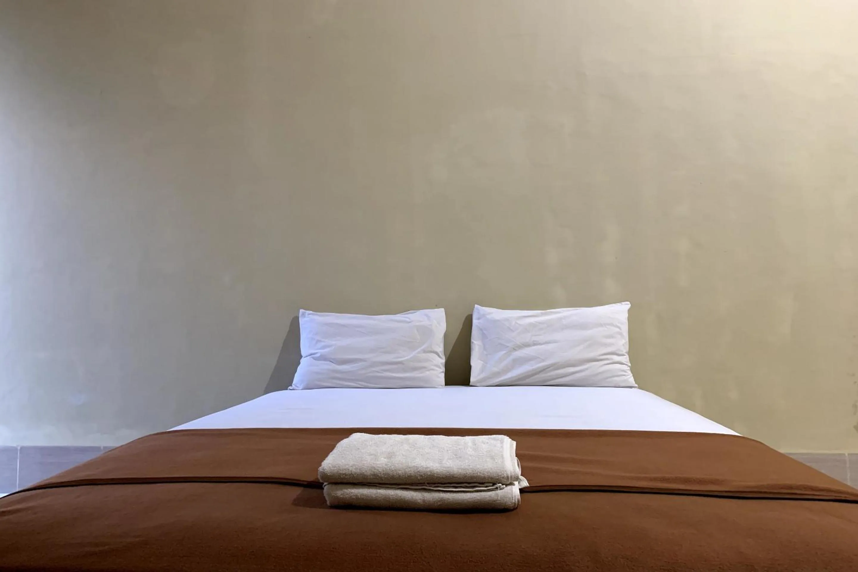 Bedroom, Bed in Hotel O Athirah Kost Near Permandian Wisata Istana Mappala