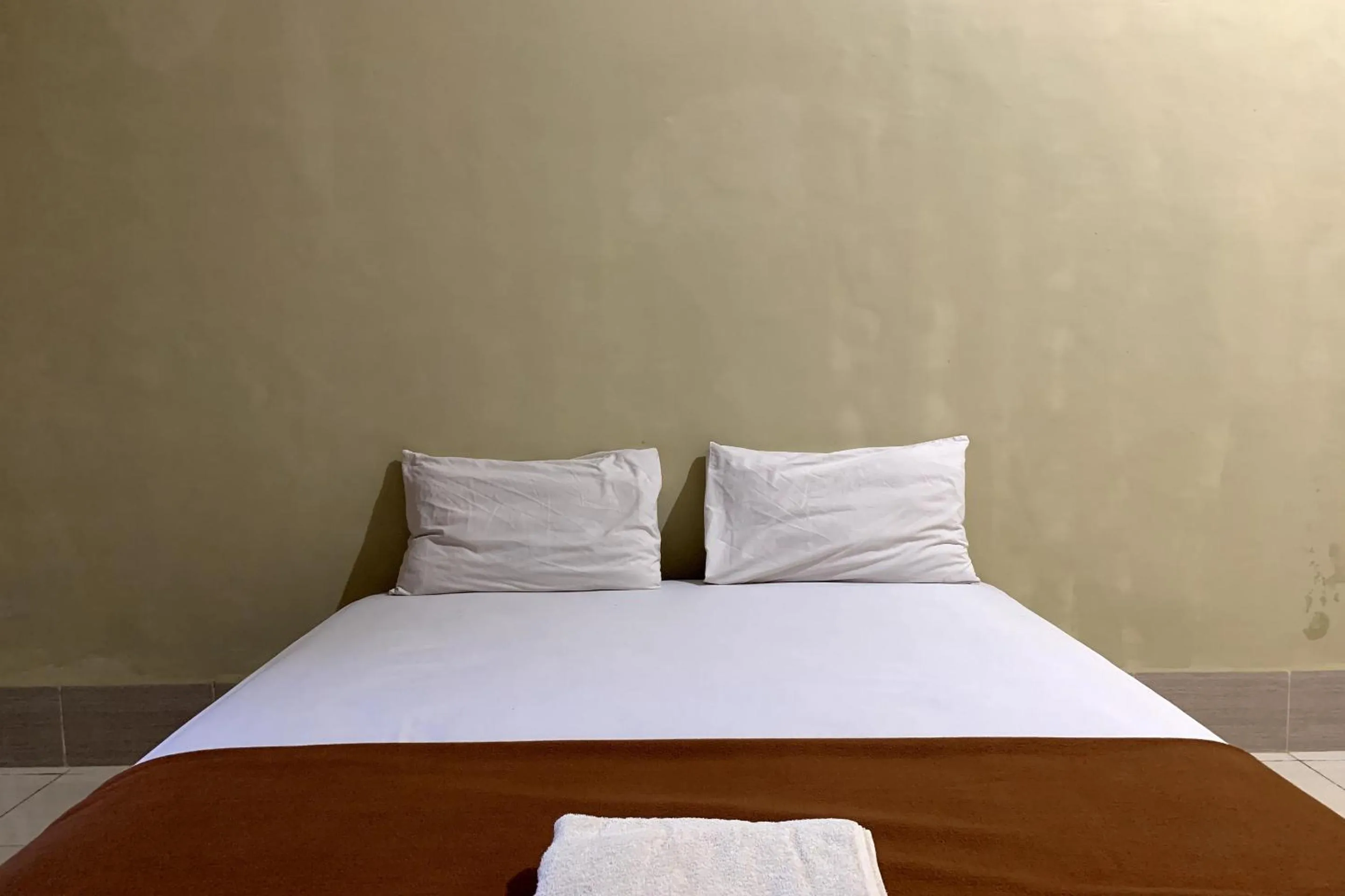 Bedroom, Bed in Hotel O Athirah Kost Near Permandian Wisata Istana Mappala