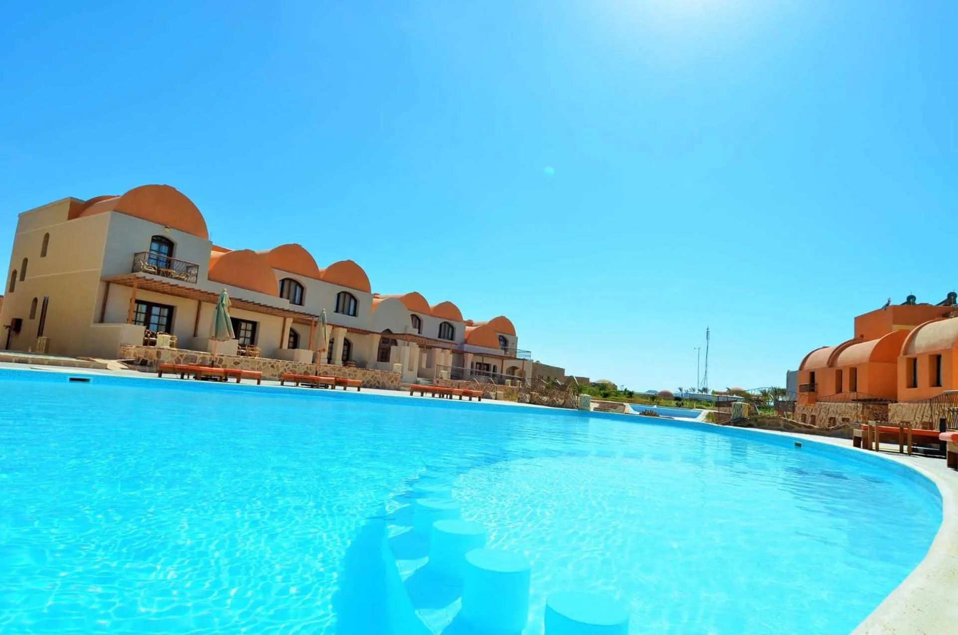 Swimming pool in Rohanou Beach Resort