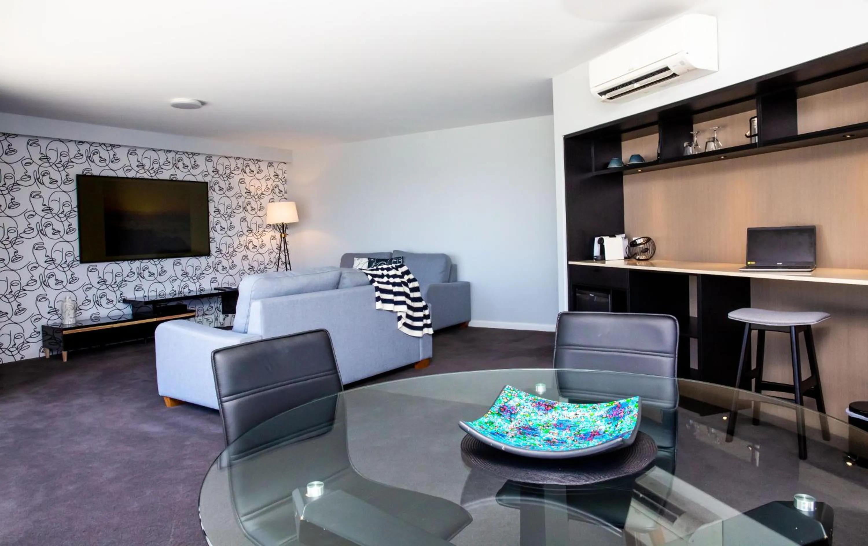 TV and multimedia in The Esplanade Motel