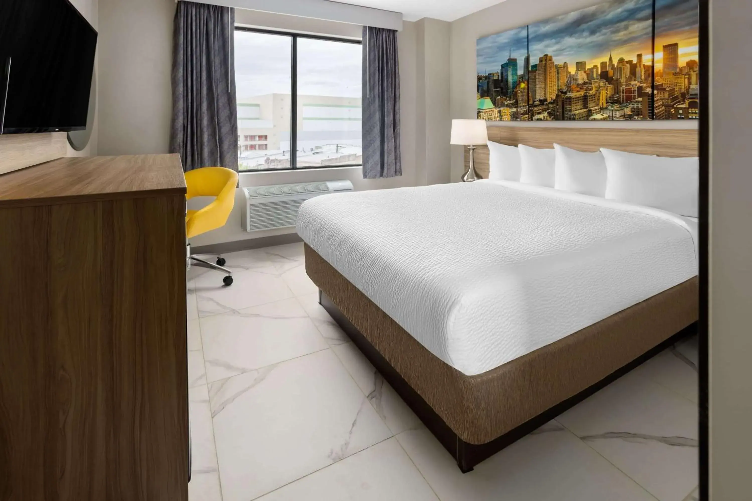 Queen Room - Non-Smoking in Days Inn by Wyndham Staten Island Queen Room - Non-Smoking in Days Inn by Wyndham Staten Island