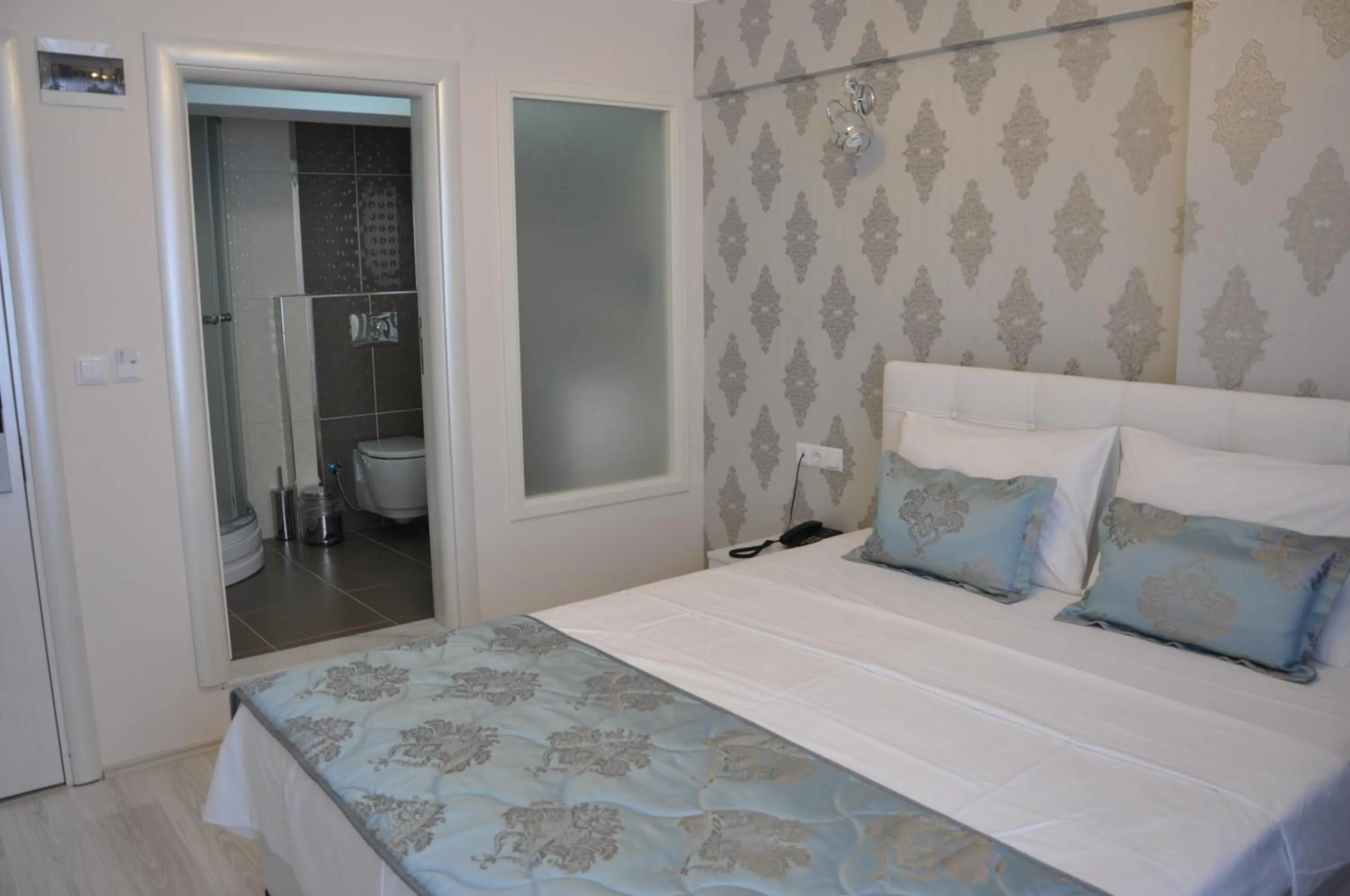 Photo of the whole room, Bed in Hotel Iscen