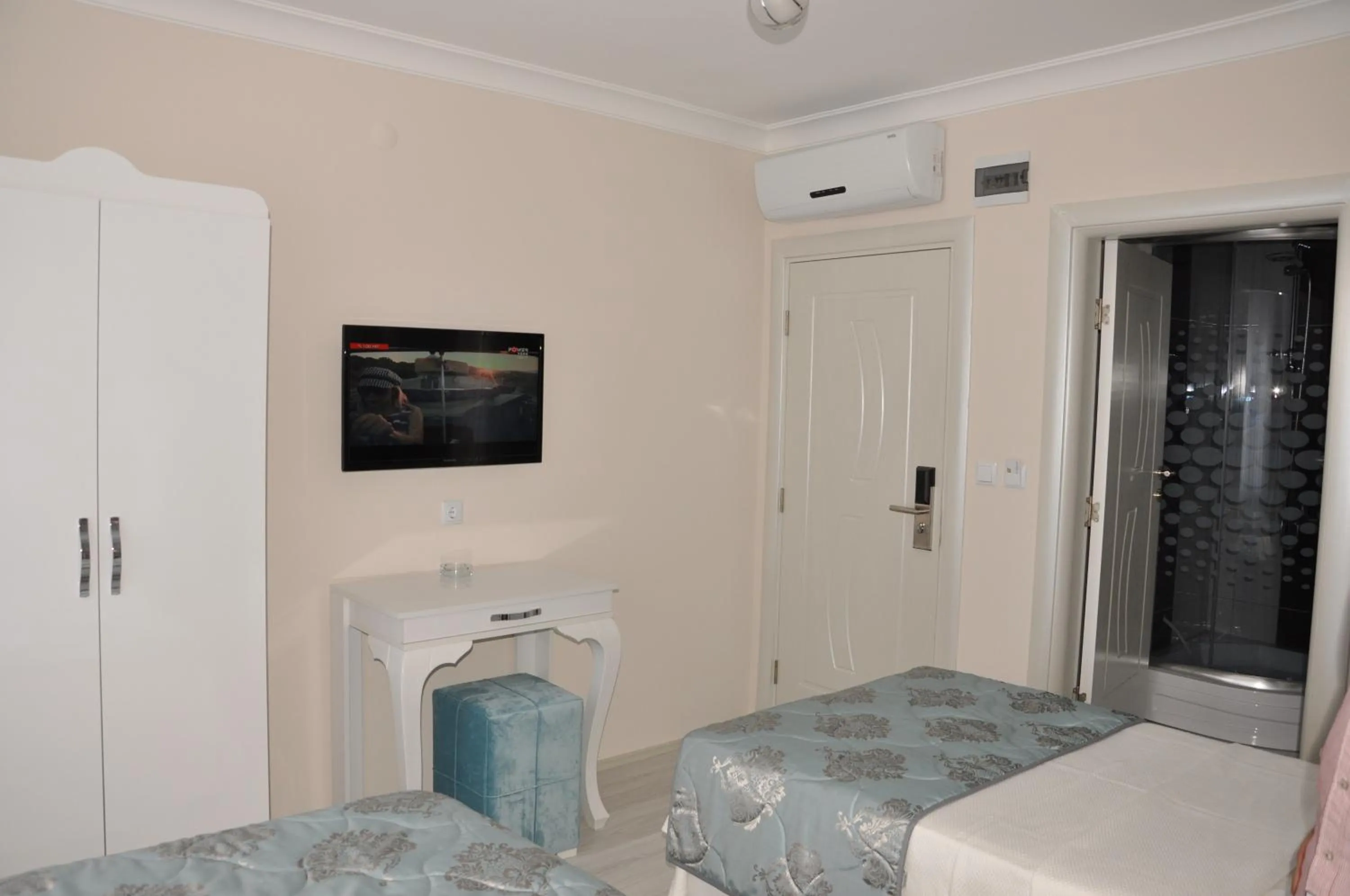 Photo of the whole room, Bed in Hotel Iscen