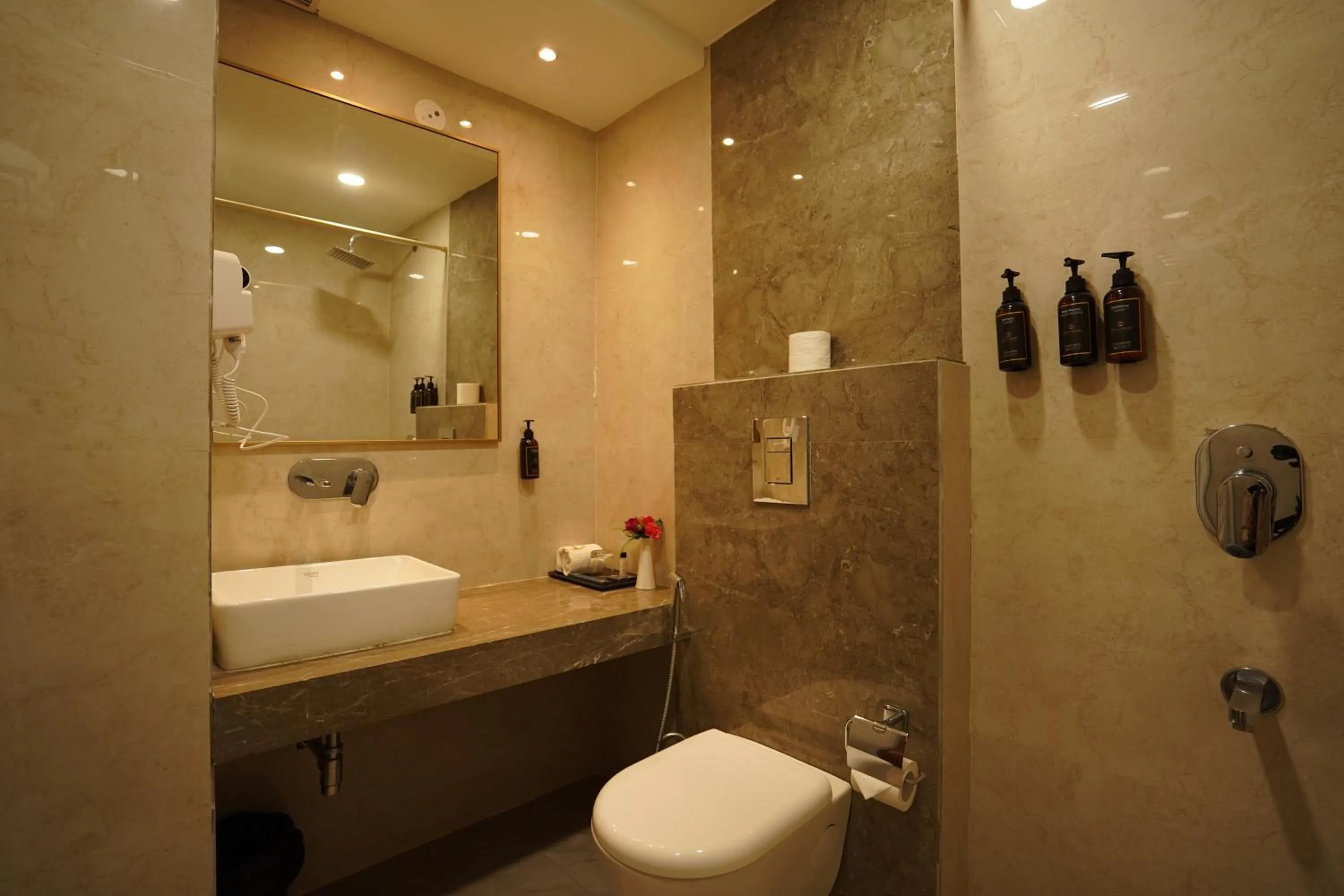 Bathroom in Hotel Luxe Opera NH8 - 7km from IGI Airport Delhi
