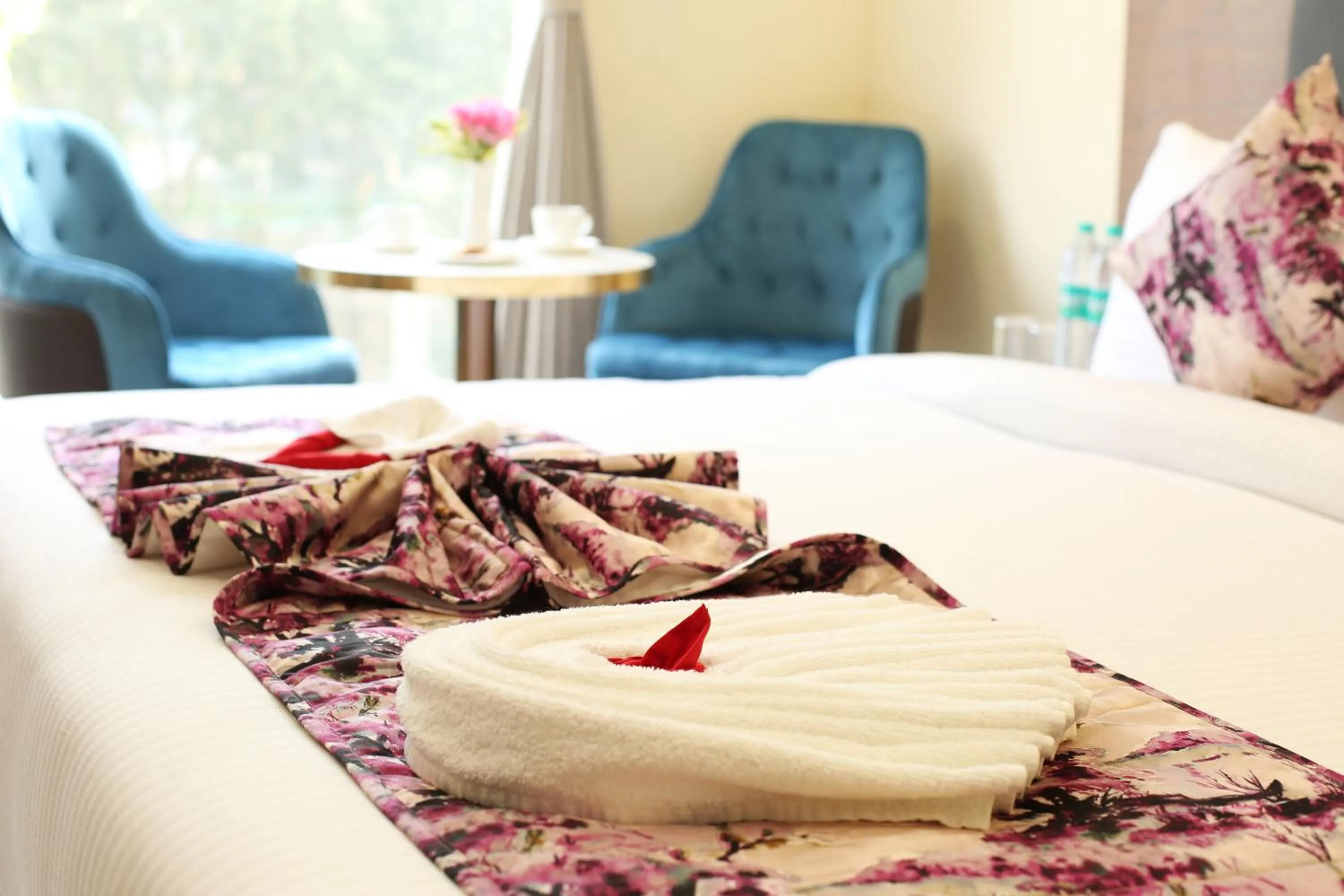 Seating area, Bed in Hotel Luxe Opera NH8 - 7km from IGI Airport Delhi